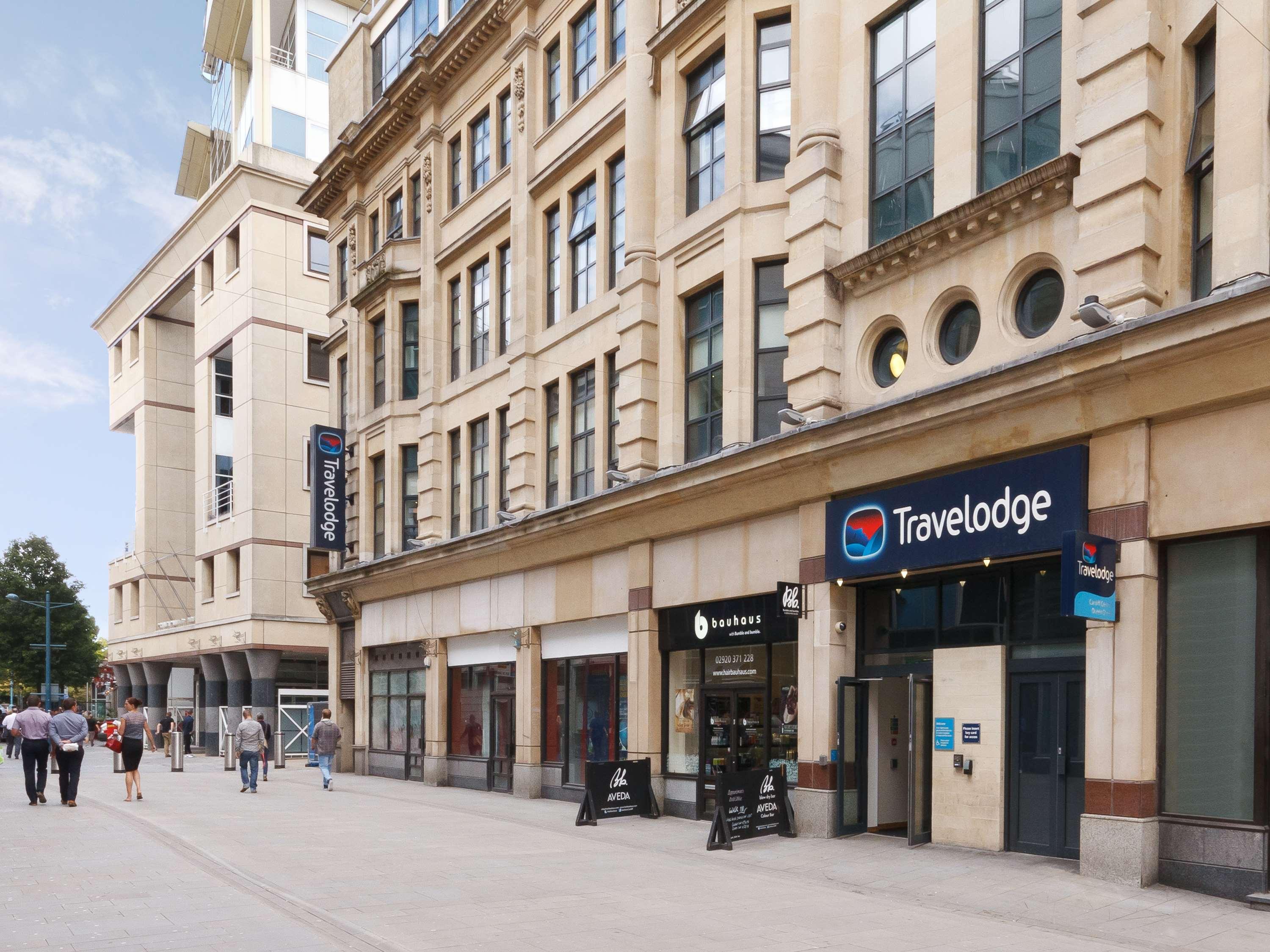 Vista Exterior Travelodge Cardiff Central Queen Street
