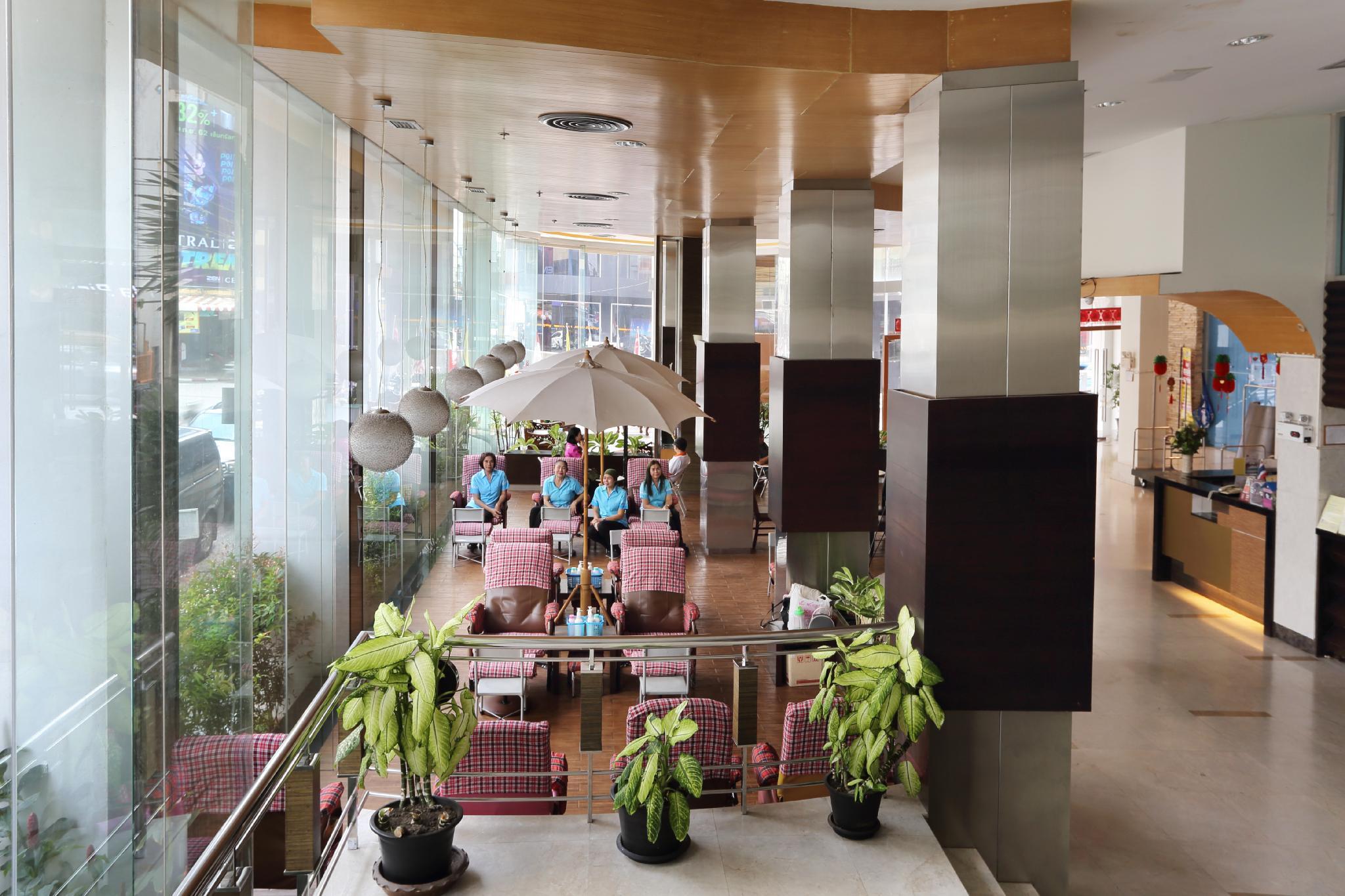 Vista Exterior Golden Crown Grand Hotel