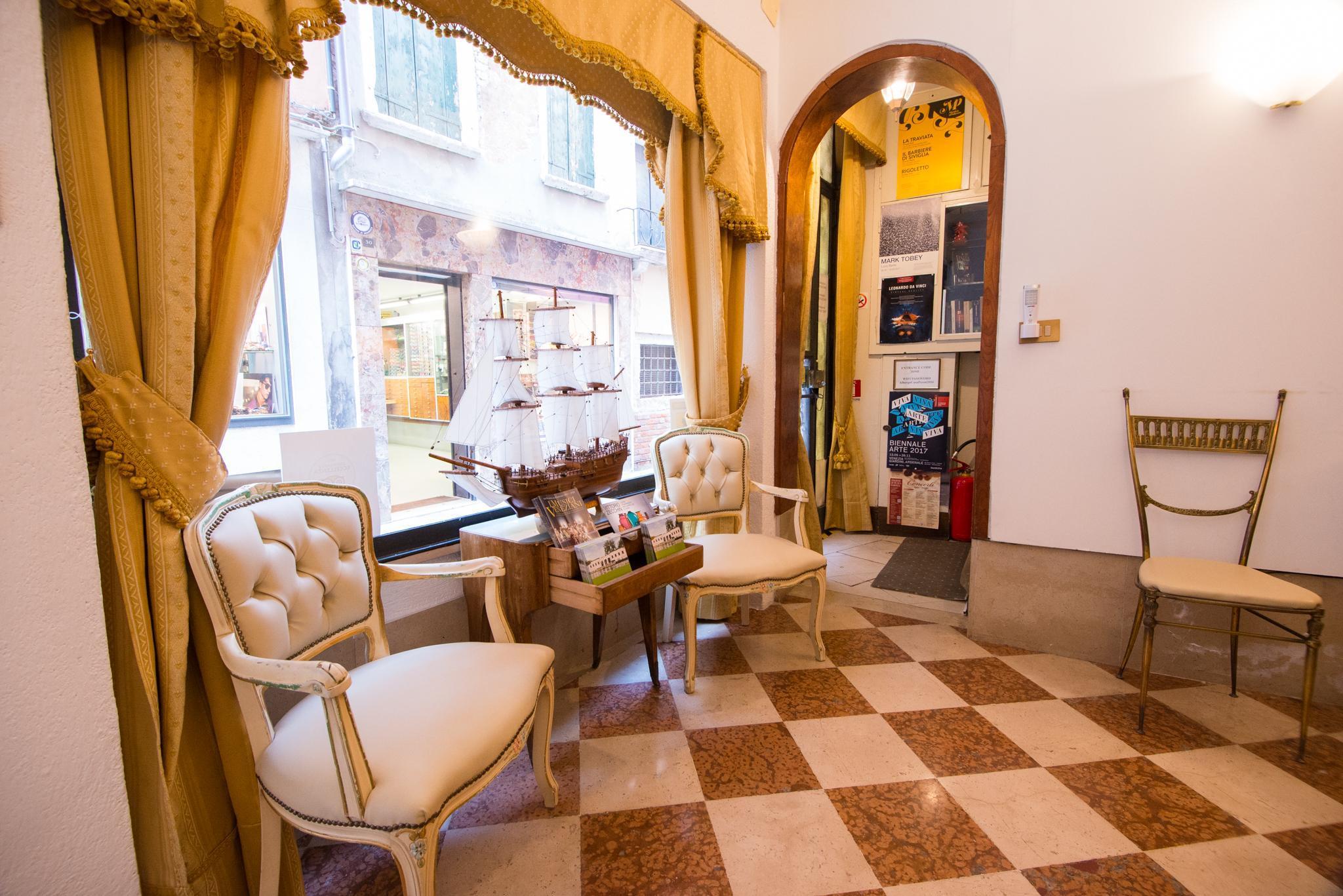Vista Lobby Albergo Casa Peron