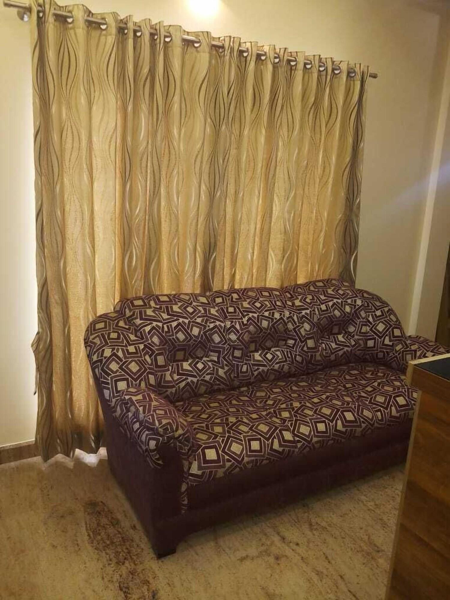 Vista Lobby Lali Petals