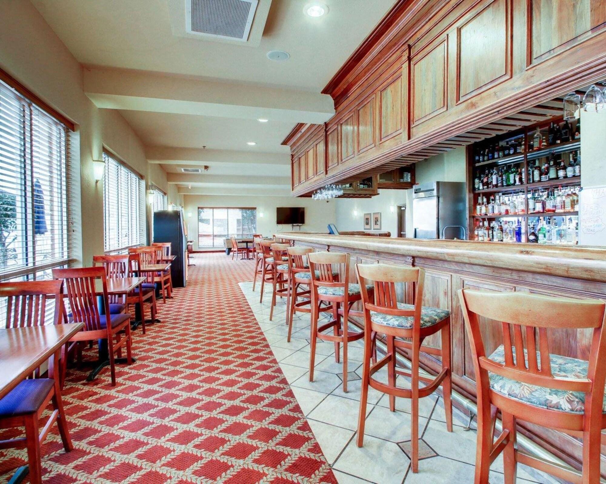 Bar/Salón Clarion Suites