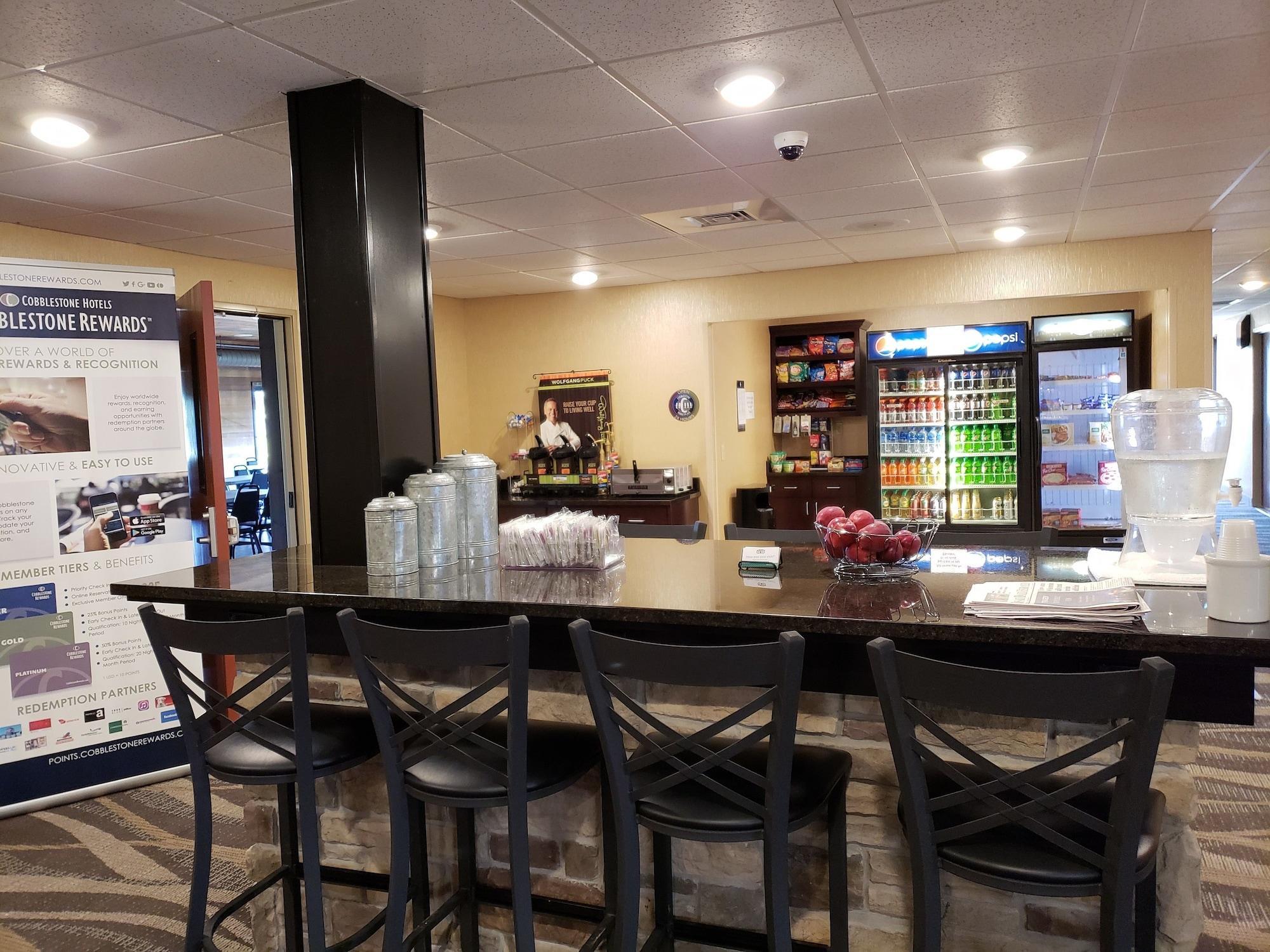 Bar/Salón Cobblestone Inn Suites Merrill
