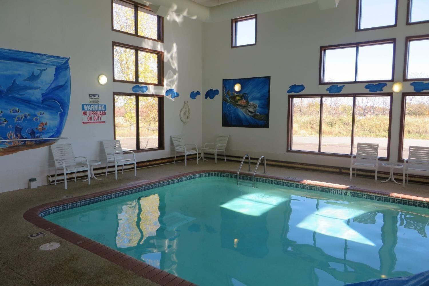 Vista Piscina AmericInn by Wyndham Forest Lake