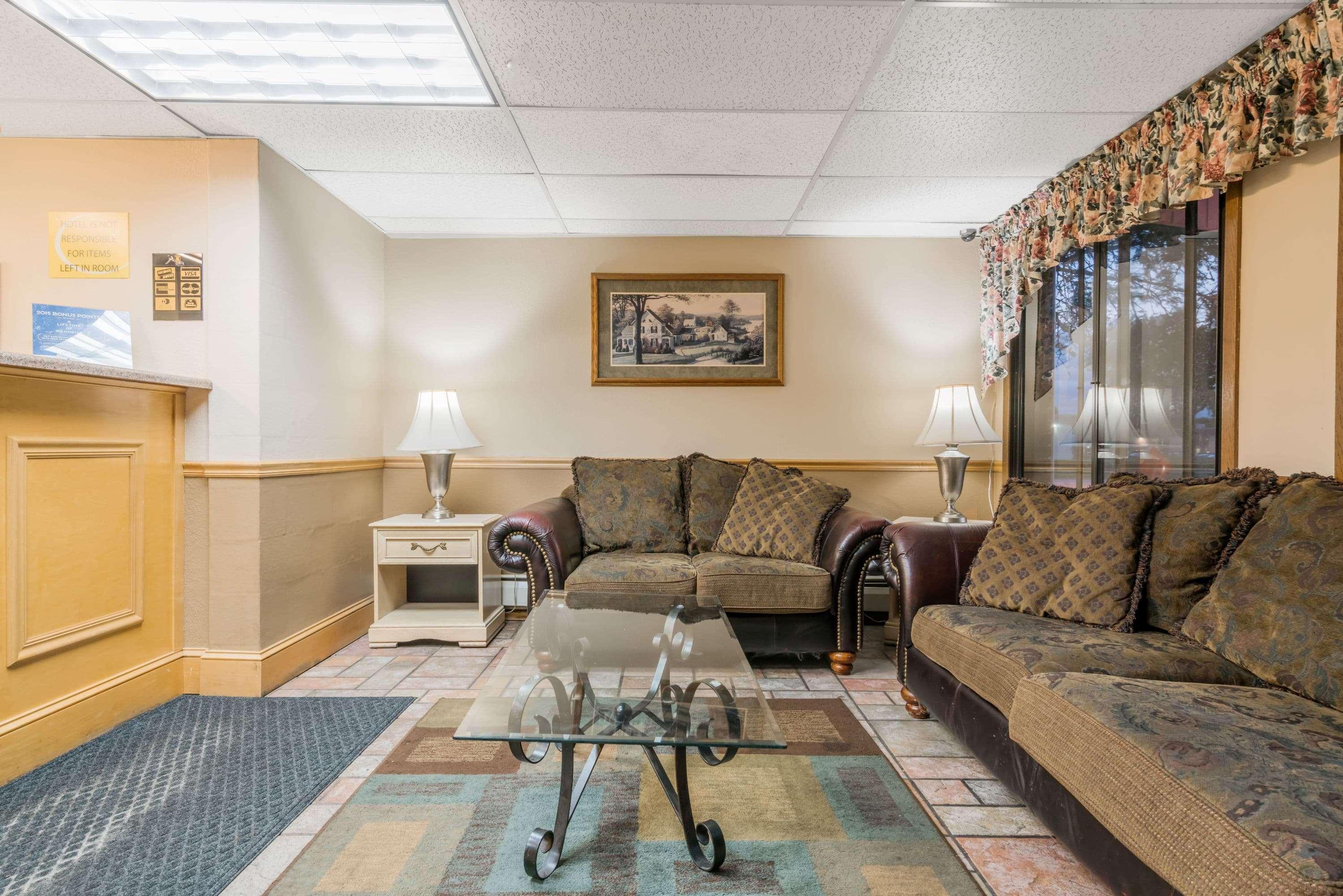 Vista Lobby Super 8 by Wyndham Brooklyn Center/MPLS