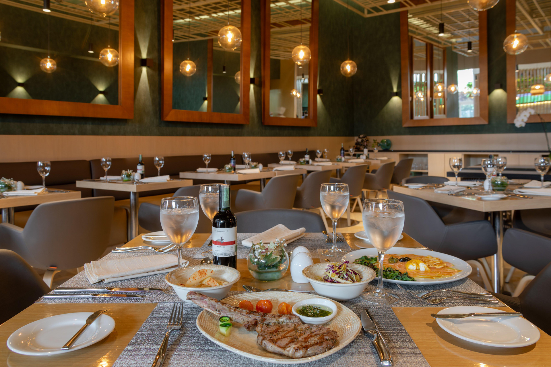 Restaurant Holiday Inn Bogota Airport by IHG