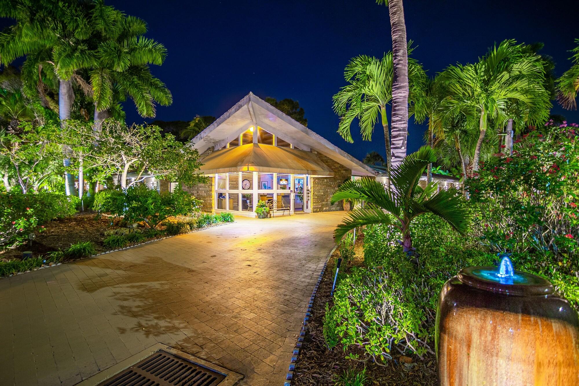 Vista Exterior Fairways Inn of Naples
