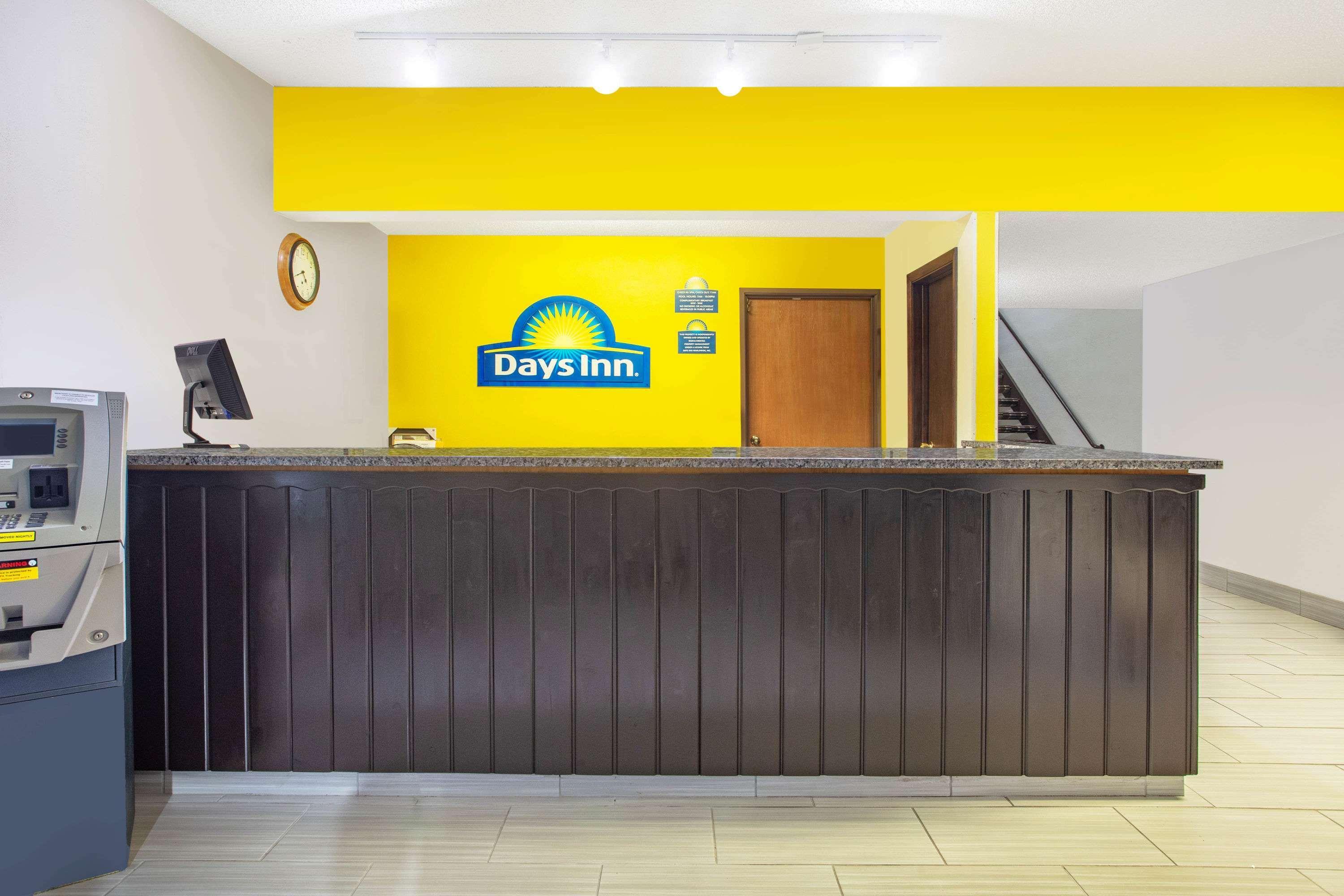 Vista Lobby Days Inn by Wyndham Fond du Lac