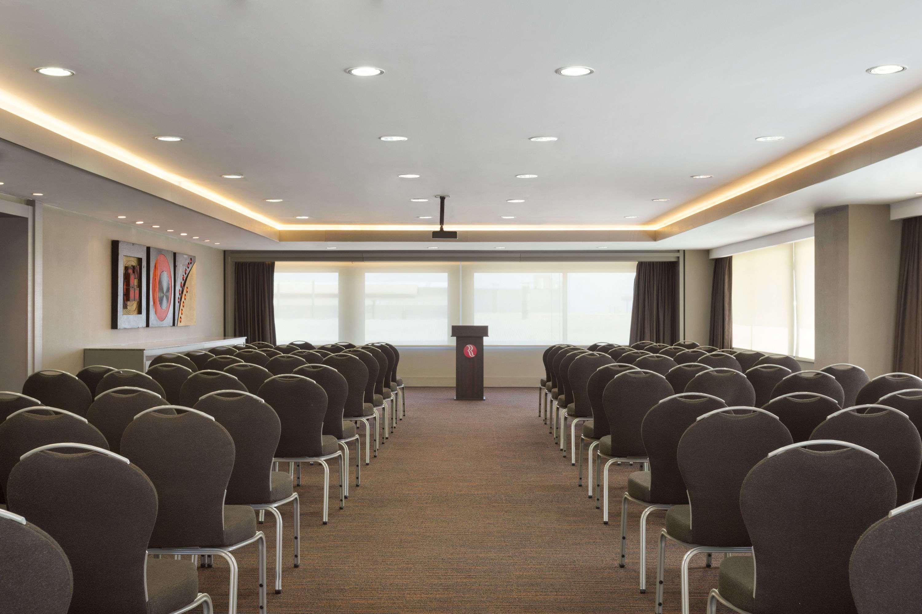 Centro de Negocios Ramada Hotel & Suites Kemalpasa Izmir