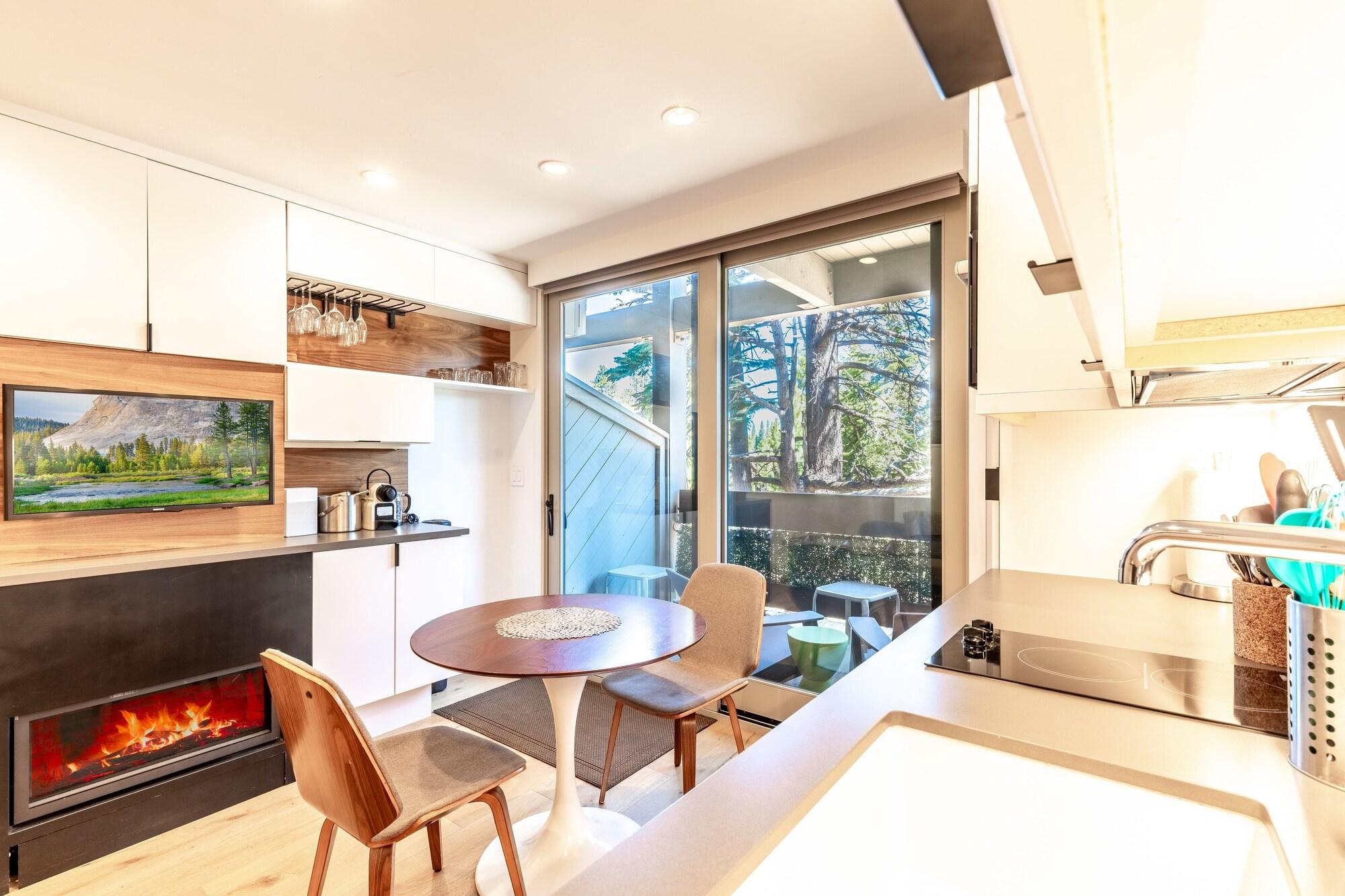 Varios Modern Hotel-Style Studio - Timber Creek Lodge #210 by RedAwning Save 10% on 3 Nights, 15% on 5 Nights!