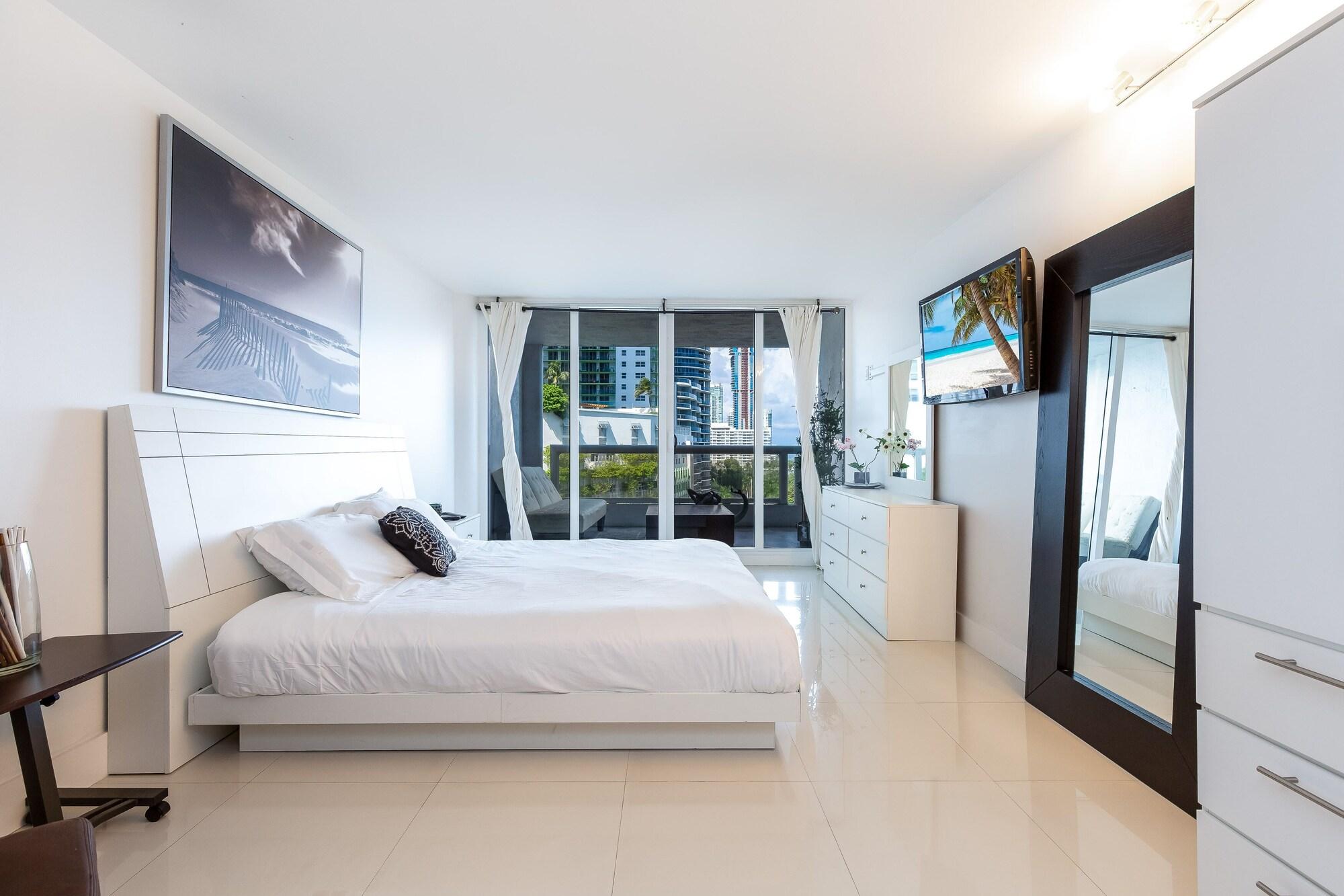 Guest room Edgy and Modern Condo on the Bay