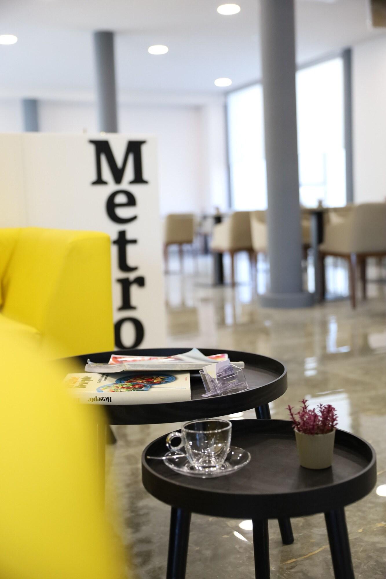 Vista Lobby Metro Hotel Terminal