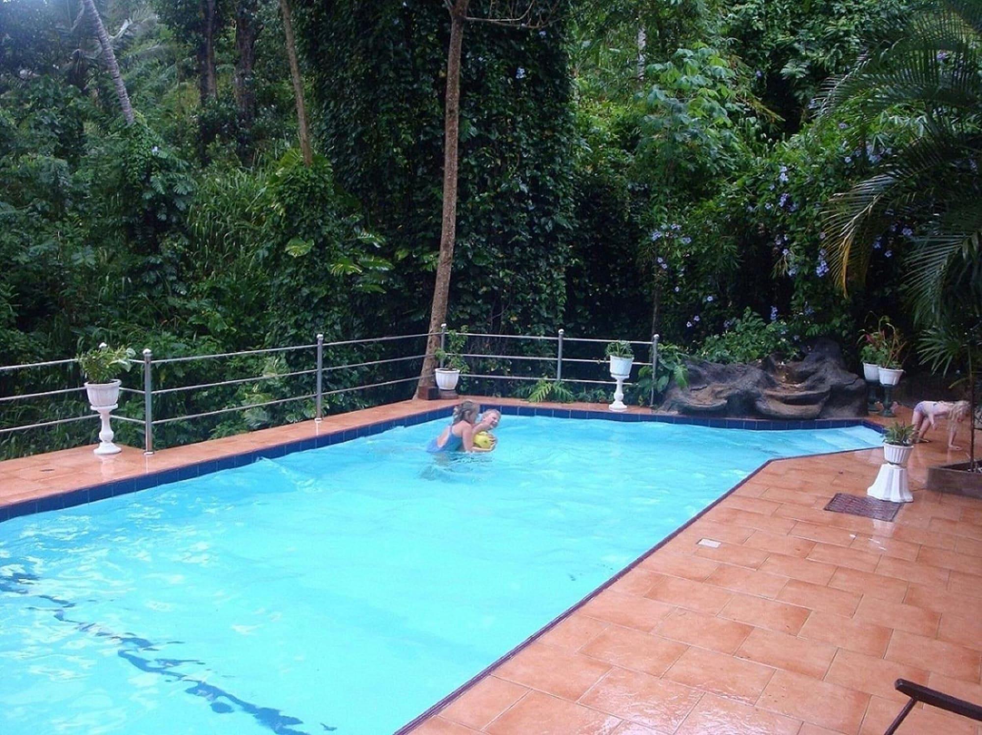 Vista Piscina Days Inn Kandy
