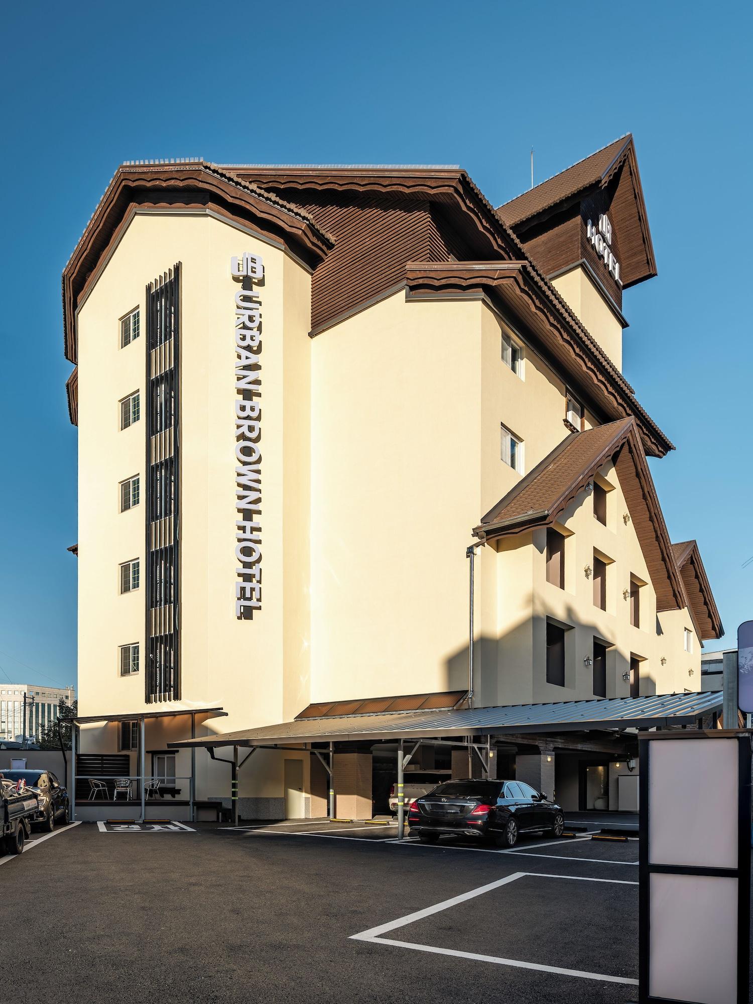 Varios Urban Brown Hotel