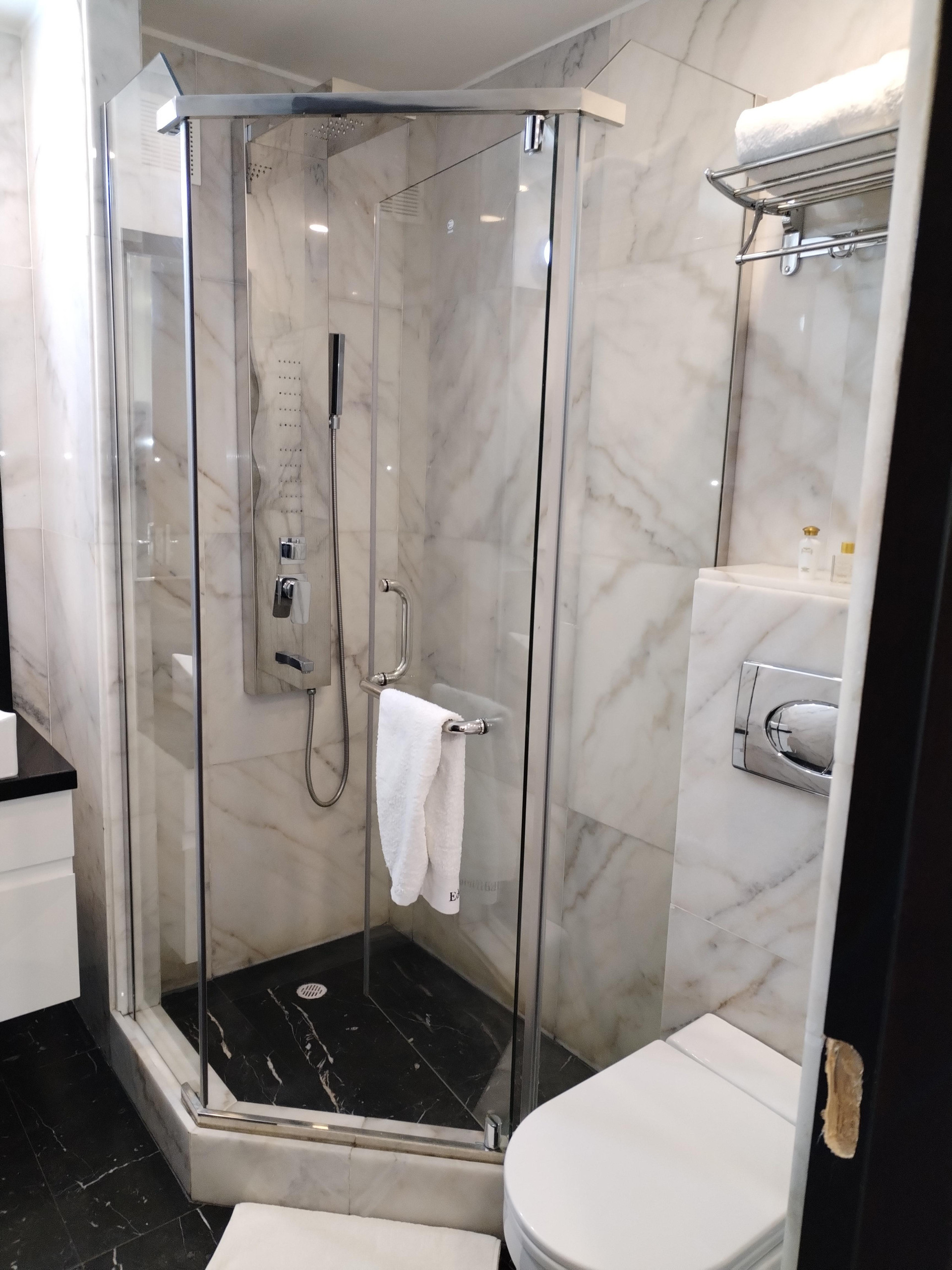 Baño GIO Suites Monir Usaquén Bogotá