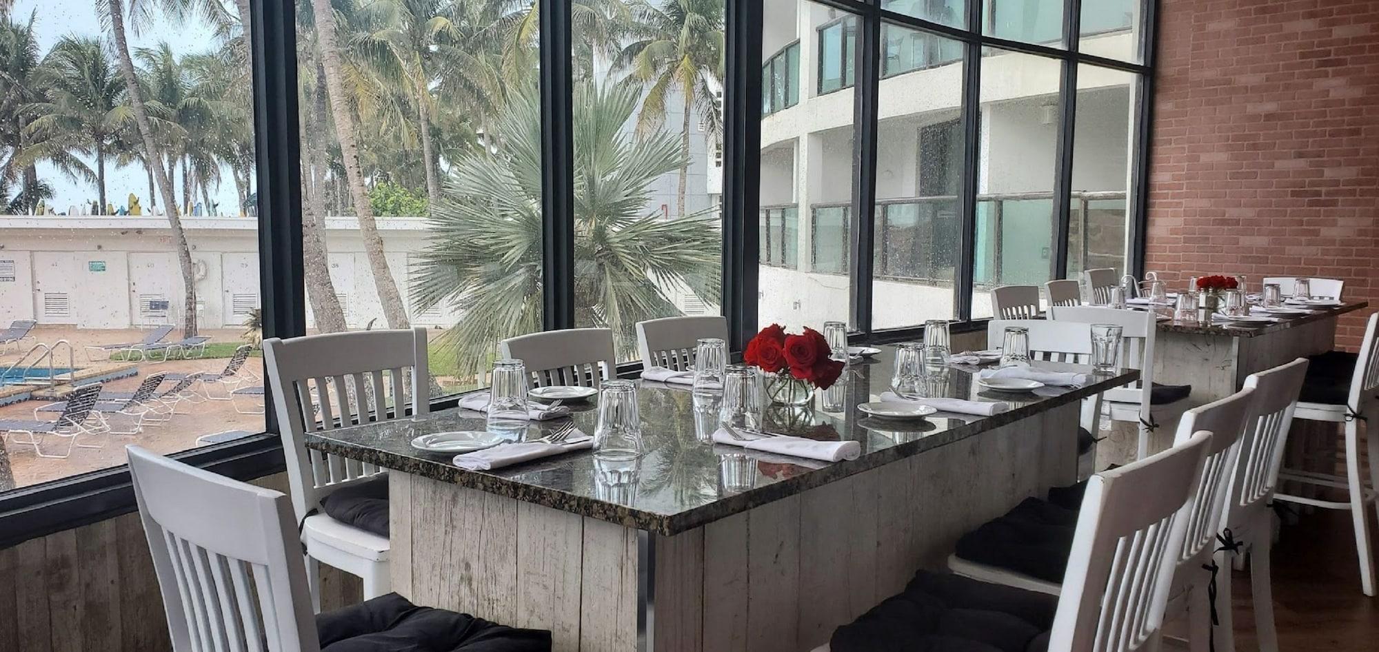 Restaurant Ocean Front Casablanca Studios with FULL KITCHENS & Beach access By BL Rentals