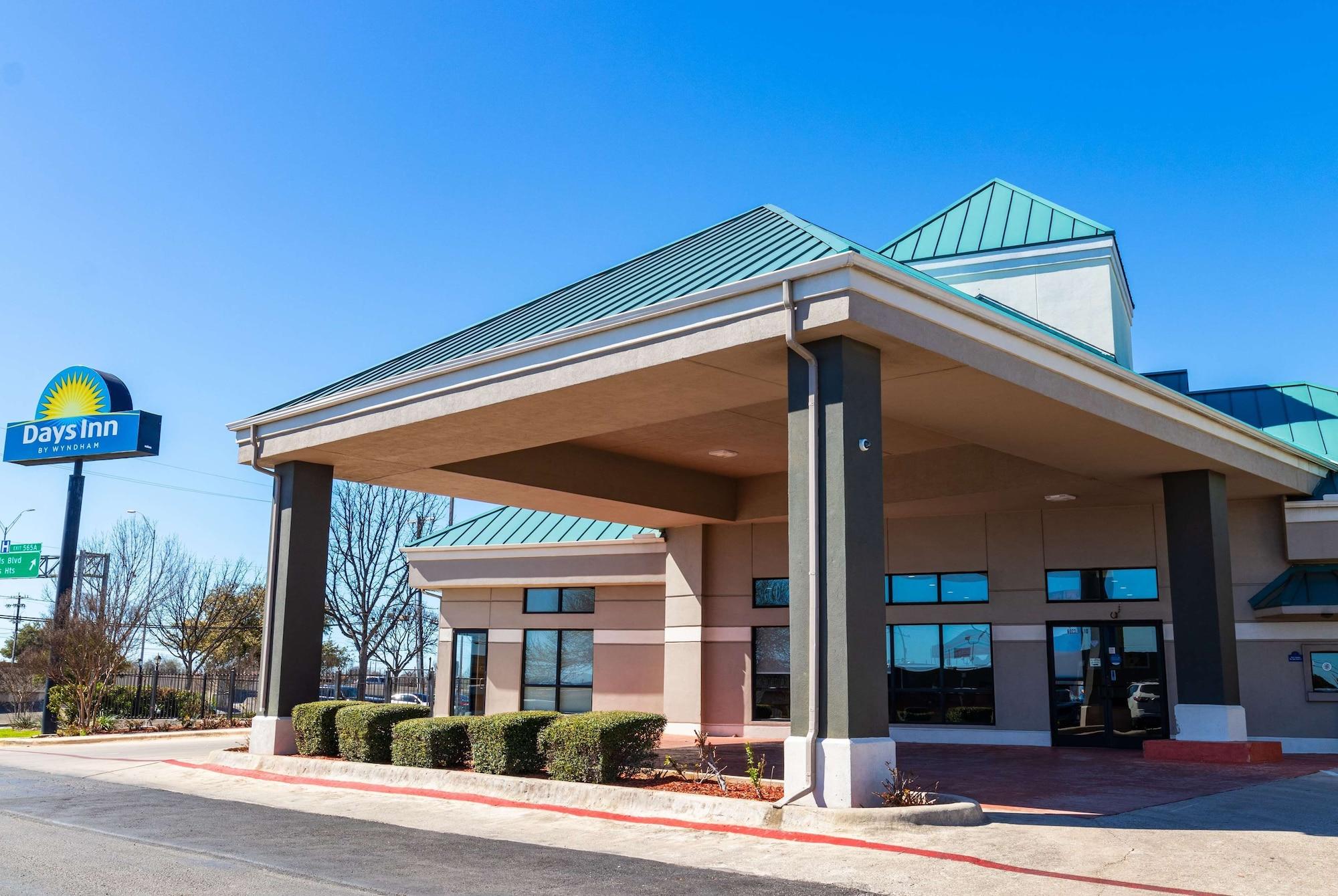 Vista Exterior Days Inn by Wyndham Central San Antonio NW Medical Center