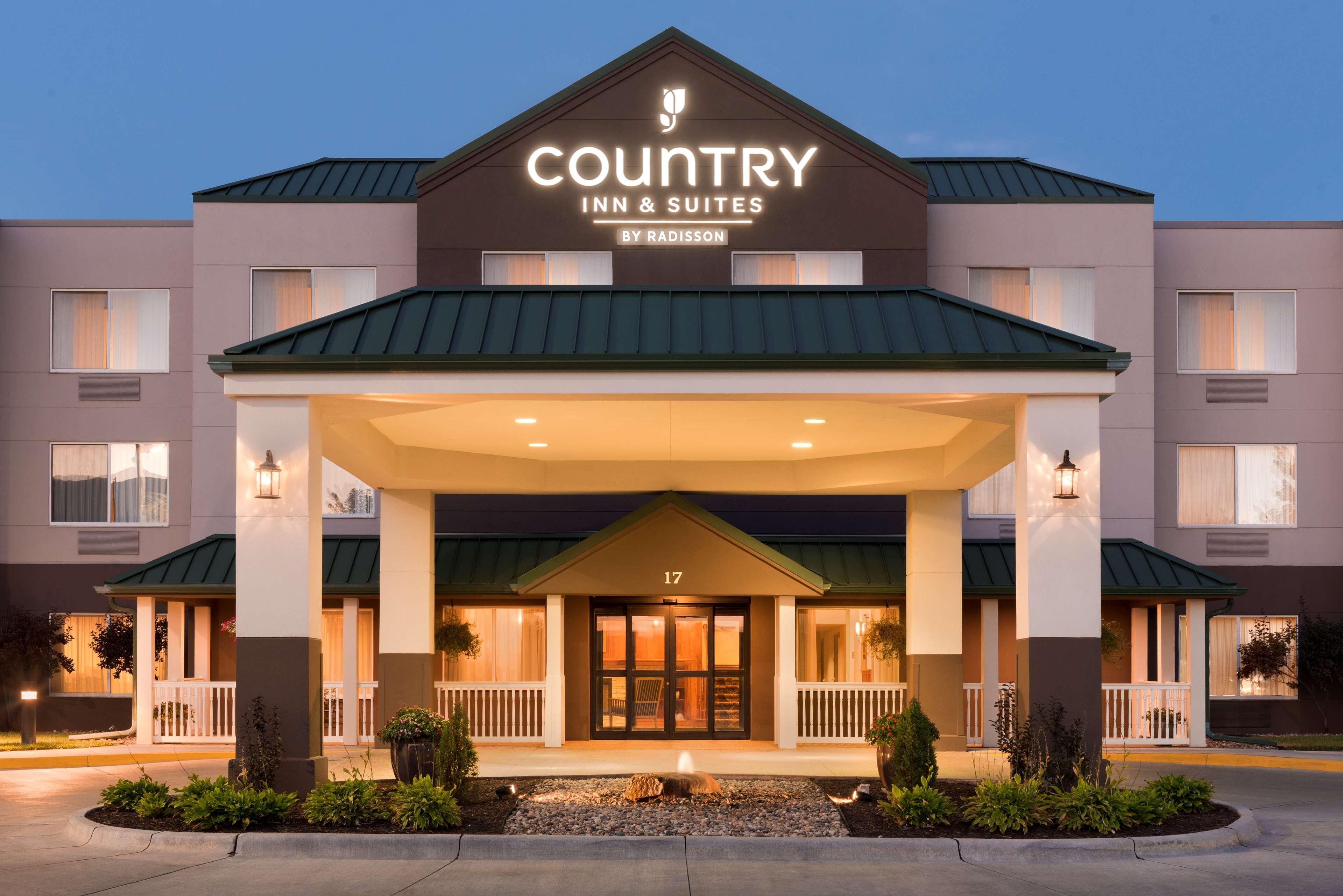Vista Exterior Country Inn & Suites by Radisson, Council Bluffs, IA