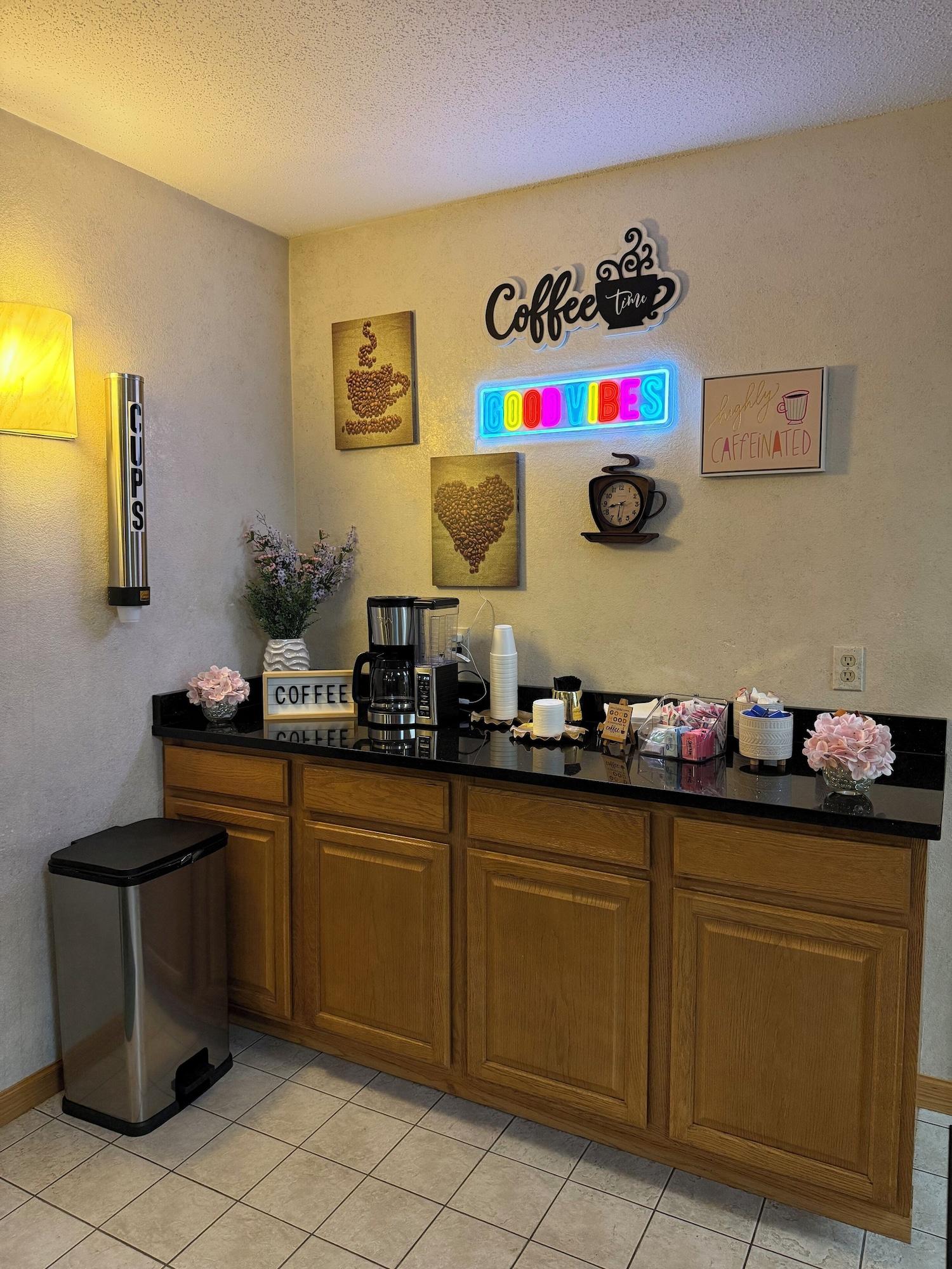 Bar/Salón Budget Host Inn & Suites