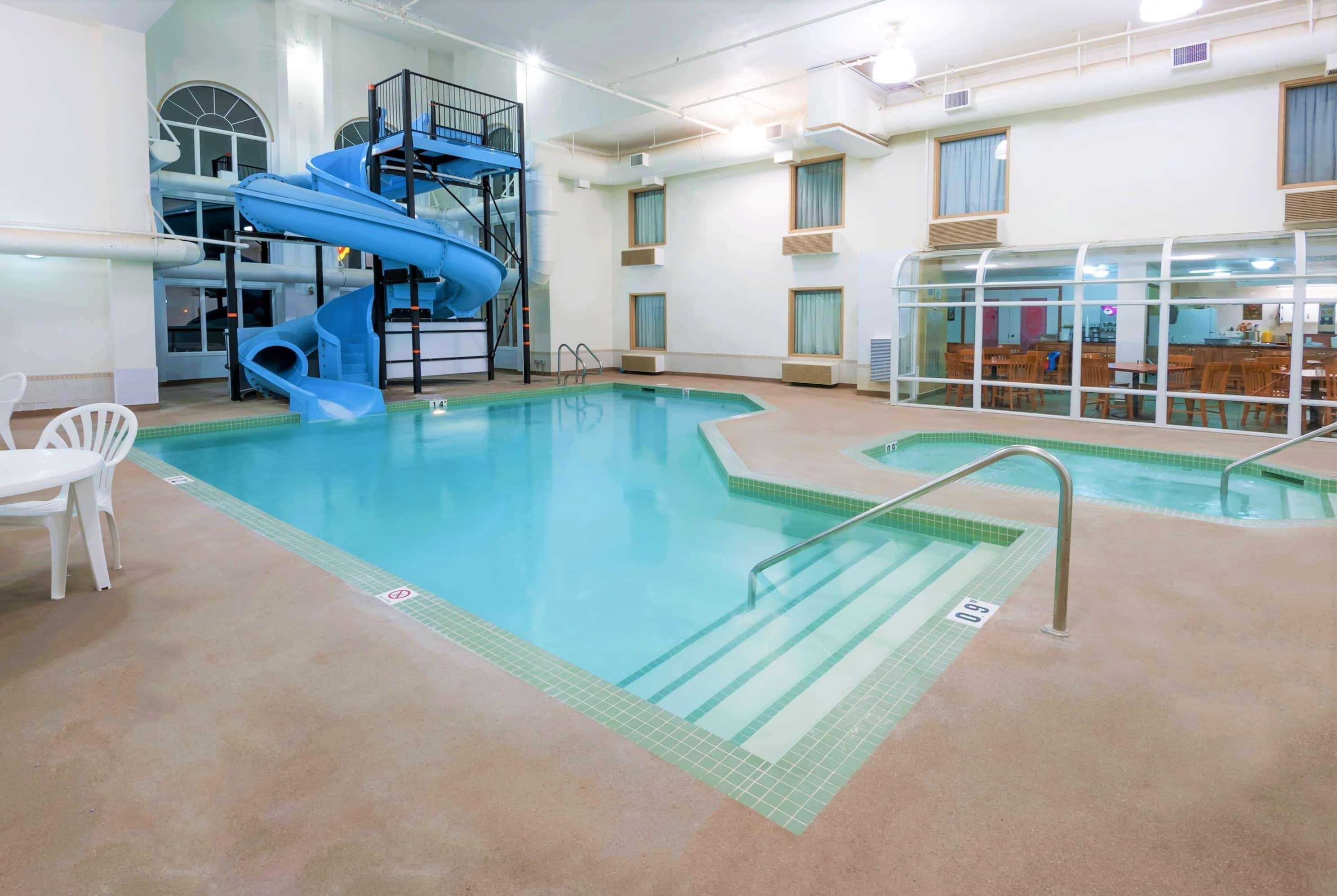 Vista Piscina Super 8 by Wyndham Three Hills AB