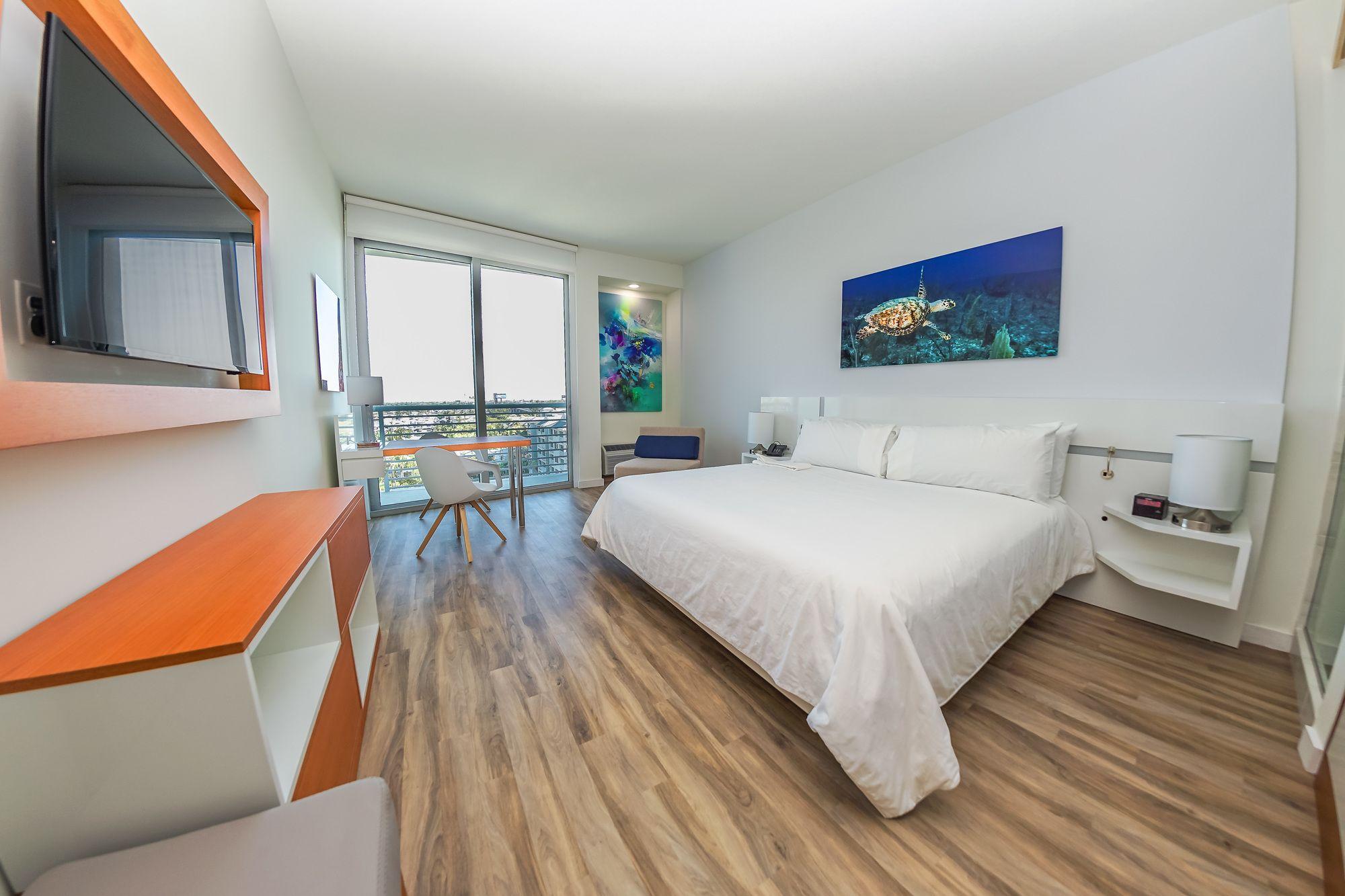 Guest room TRYP by Wyndham FORT LAUDERDALE MARITIME HOTEL