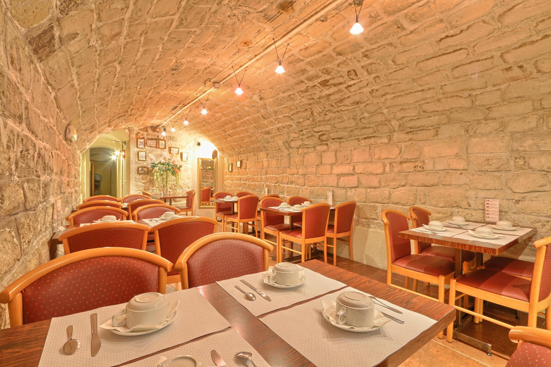 Restaurant 121 Paris Hotel