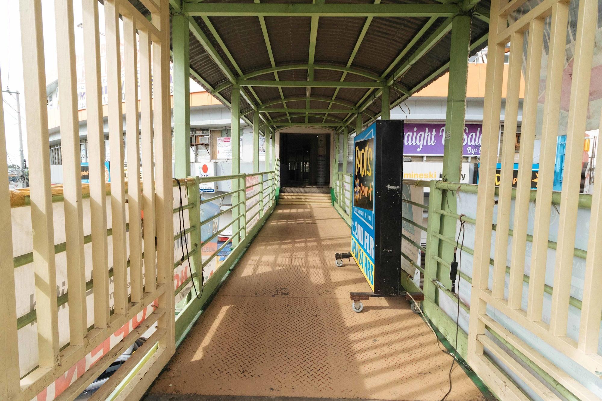 Vista Exterior RedDoorz Plus @ EDSA Congressional