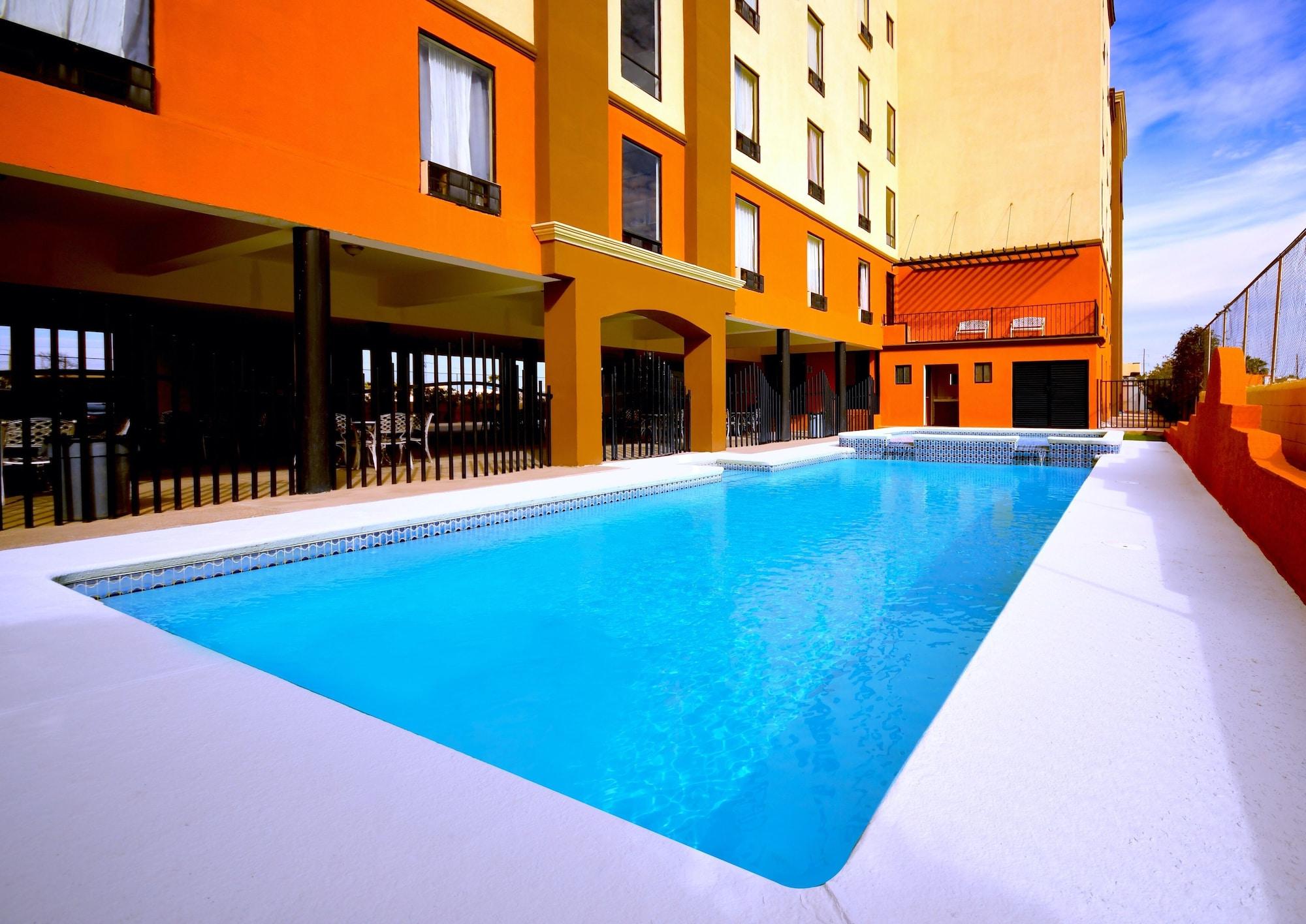 Vista da piscina Hotel Consulado Inn