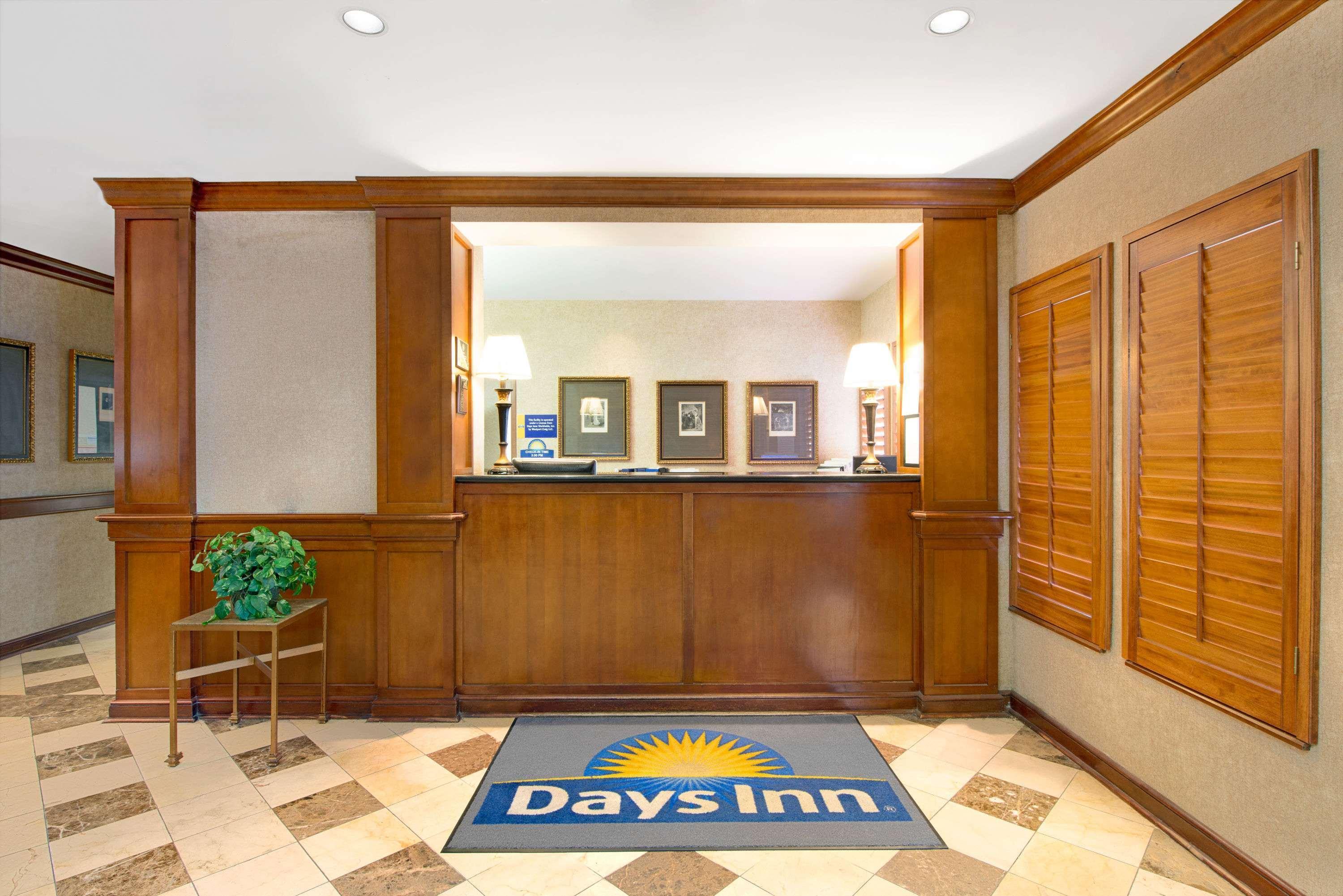Vista Lobby Days Inn and Suites by Wyndham St. Louis/Westport Plaza