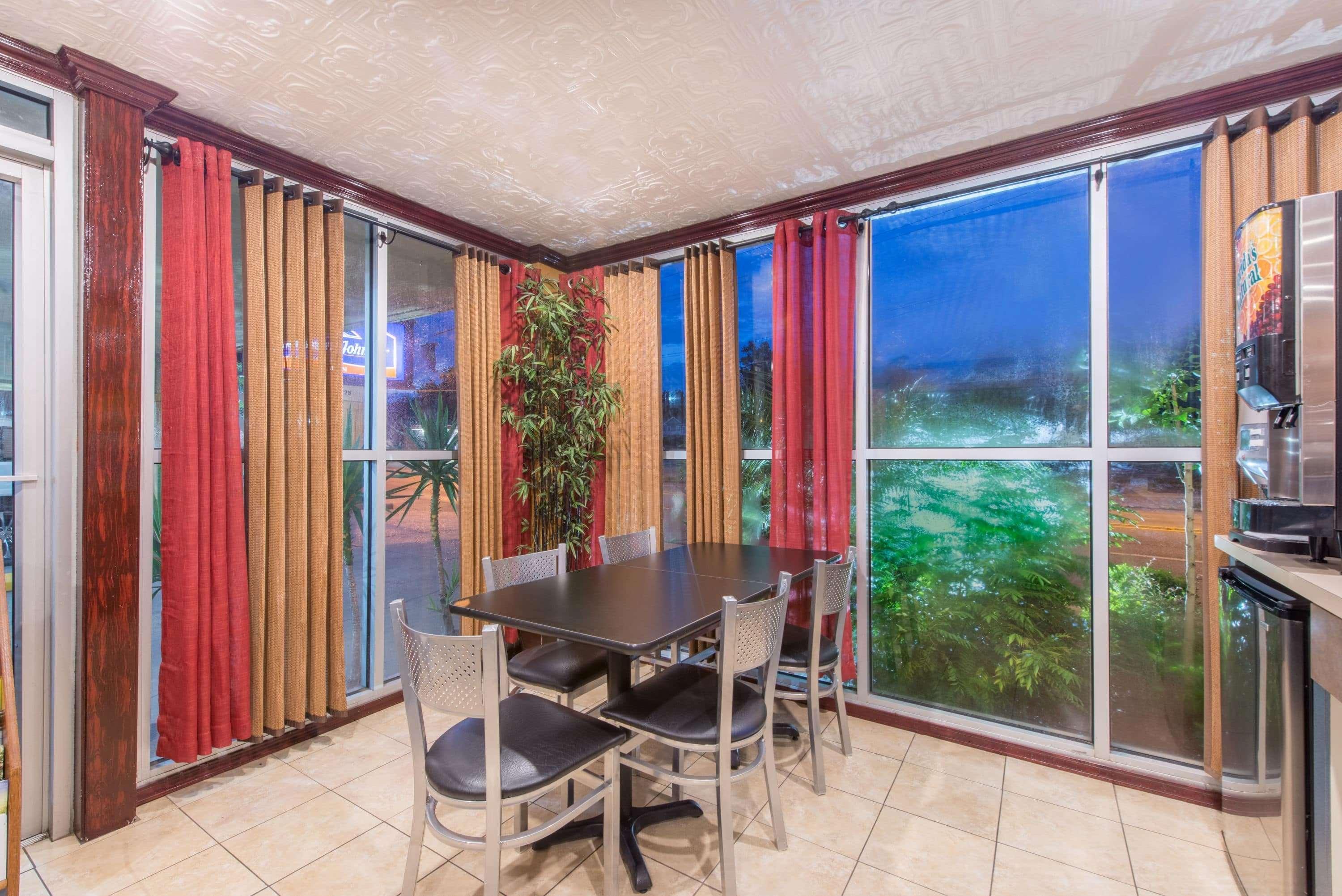 Restaurant Howard Johnson by Wyndham Historic Lake Charles