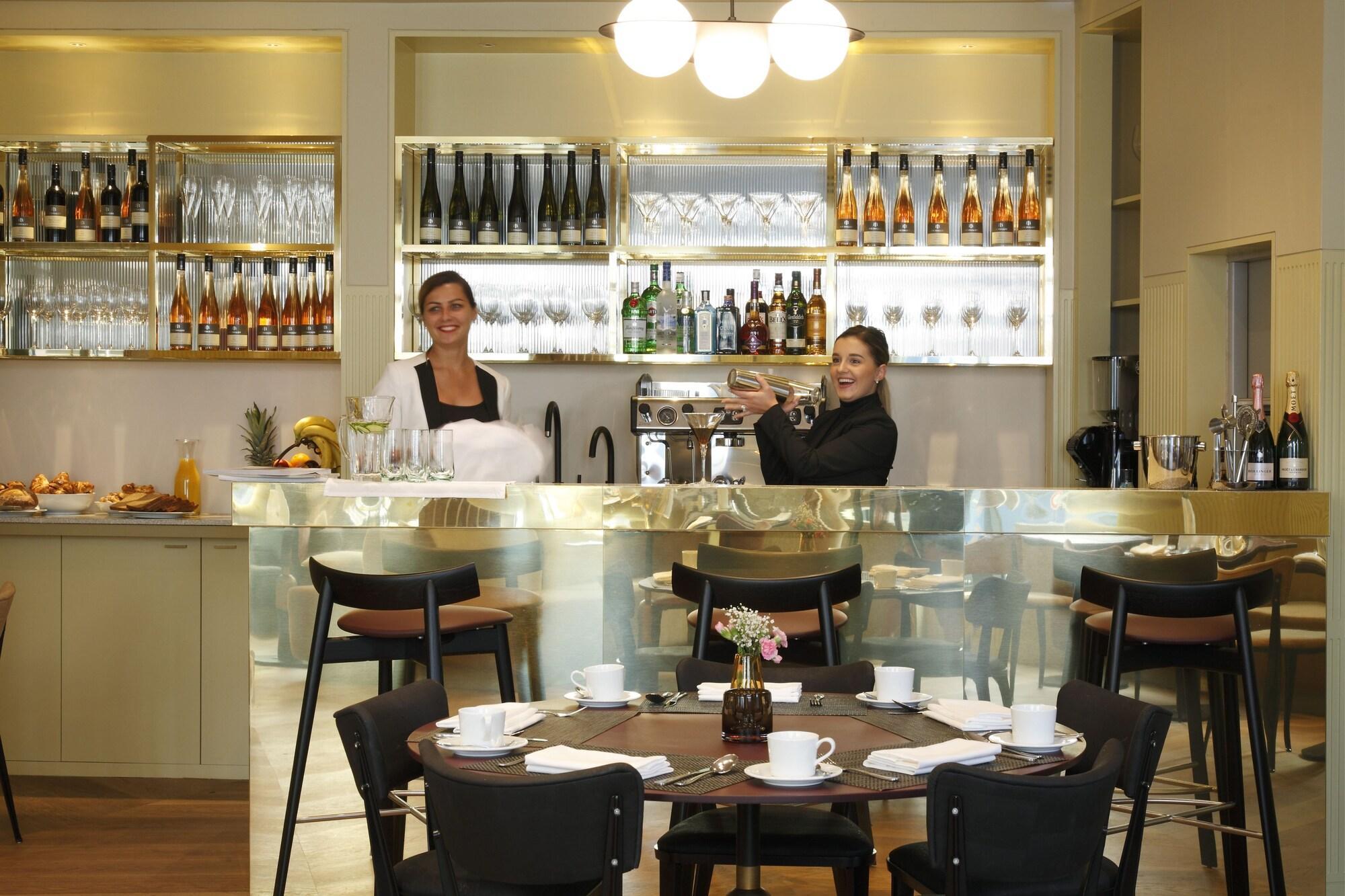 Bar/Salón Rockwell East