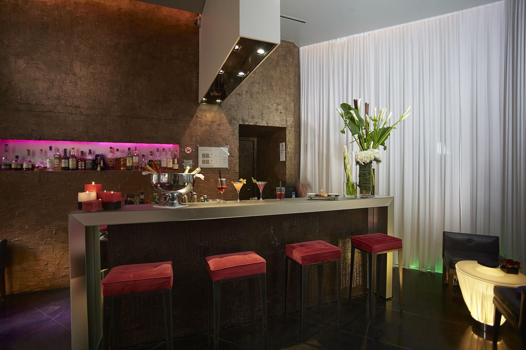 Bar/Salón Sina The Gray