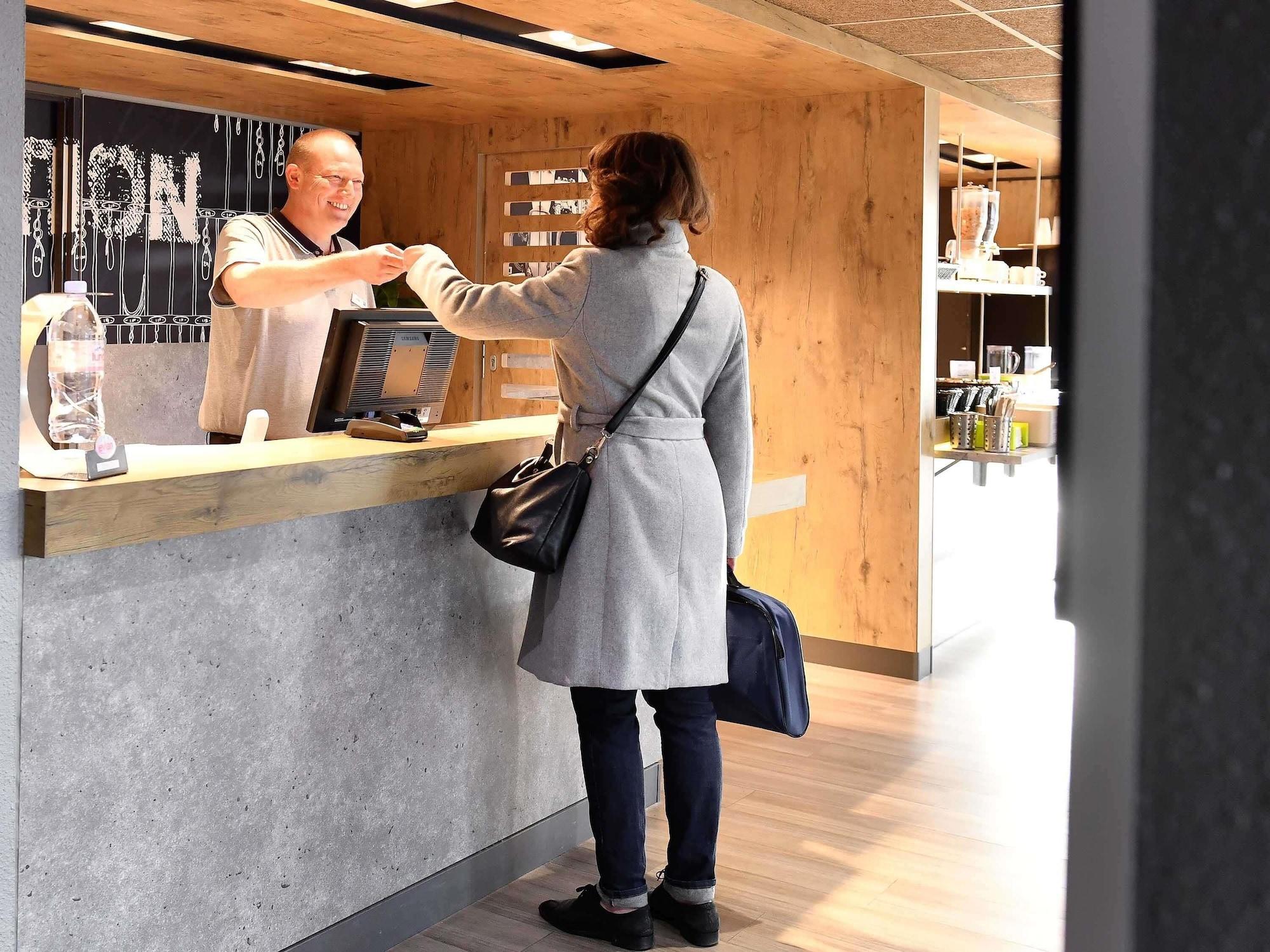 Vista Exterior ibis budget Caen Porte de Bretagne