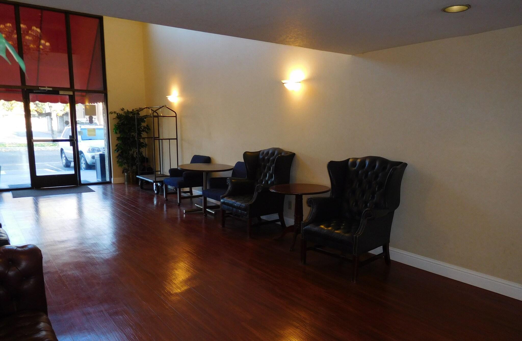 Vista Lobby University Square Hotel