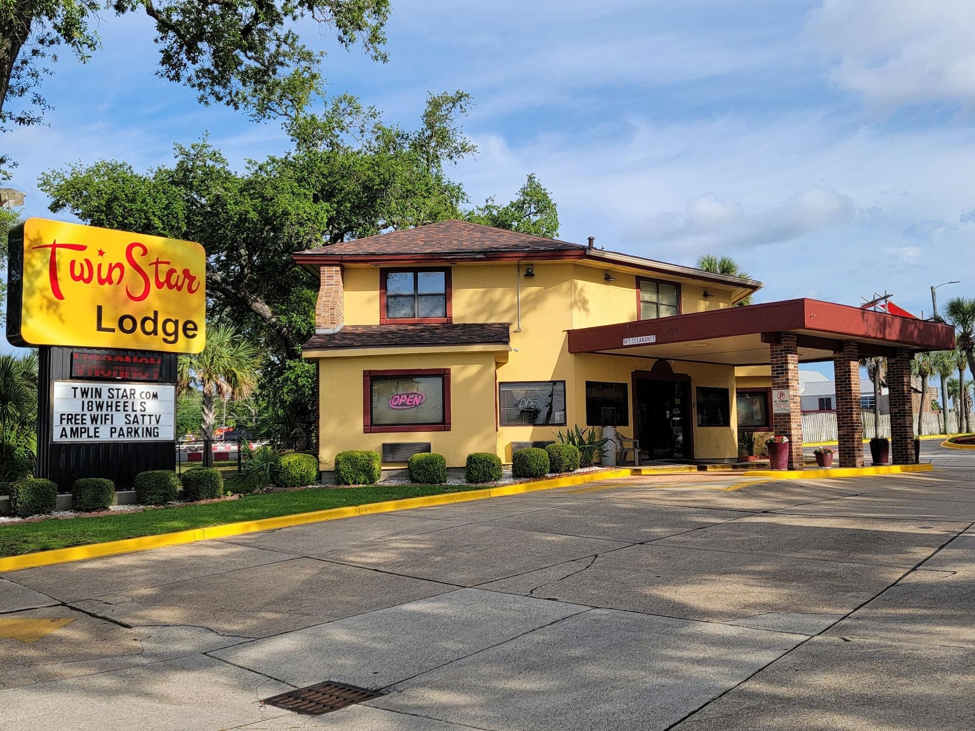 Varios Twin Star Lodge
