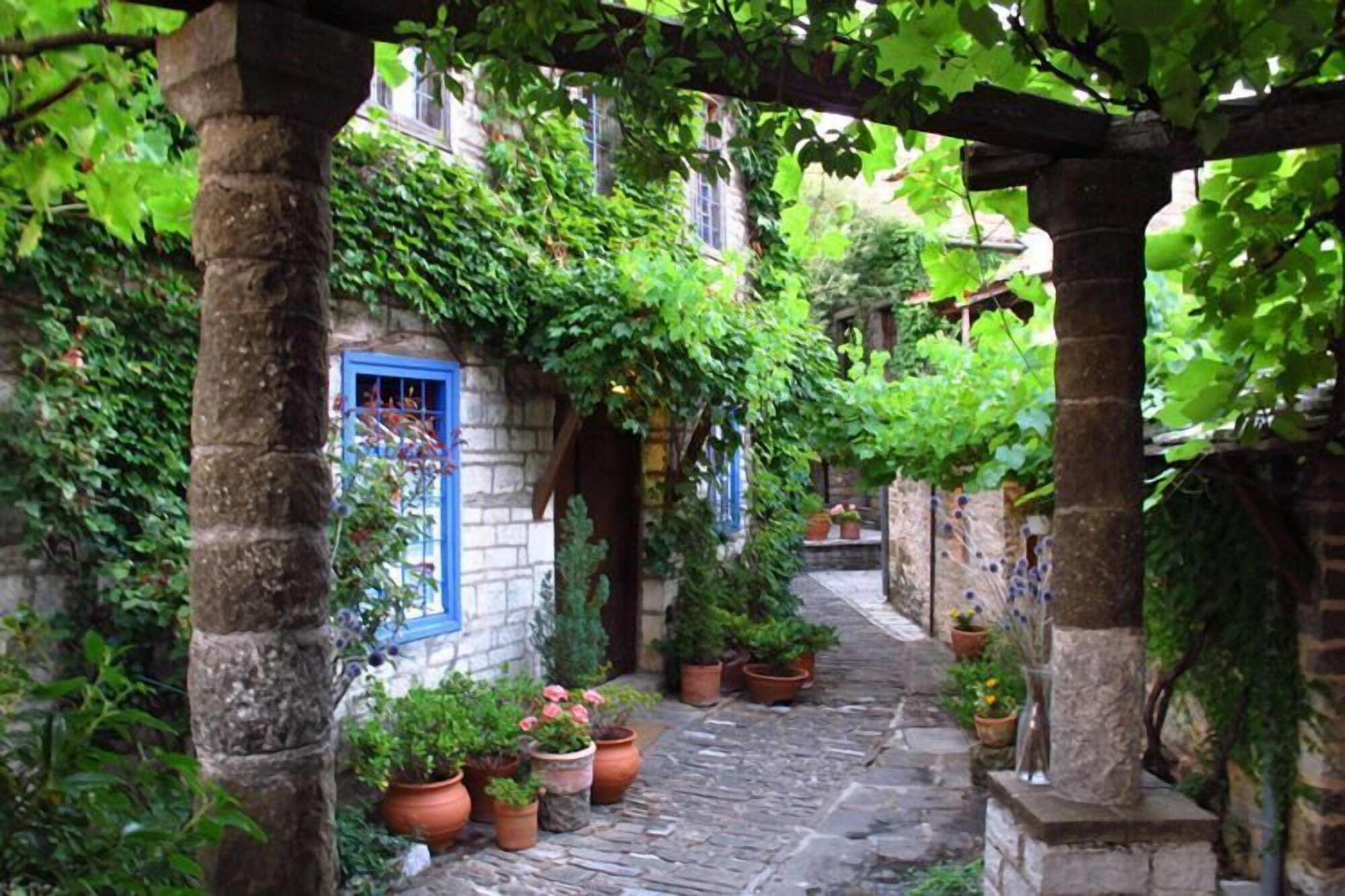 Varios Saxonis Houses