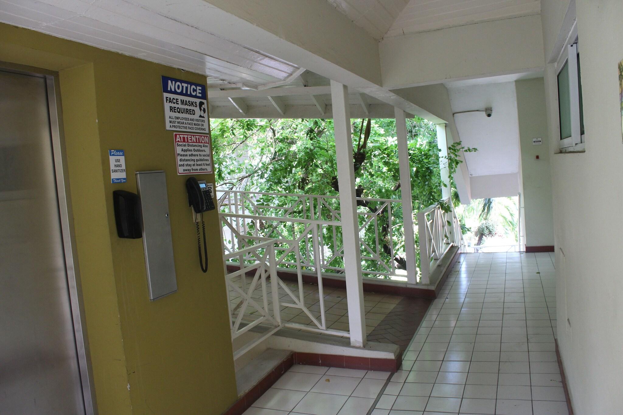 Vista Lobby Altamont Court Hotel