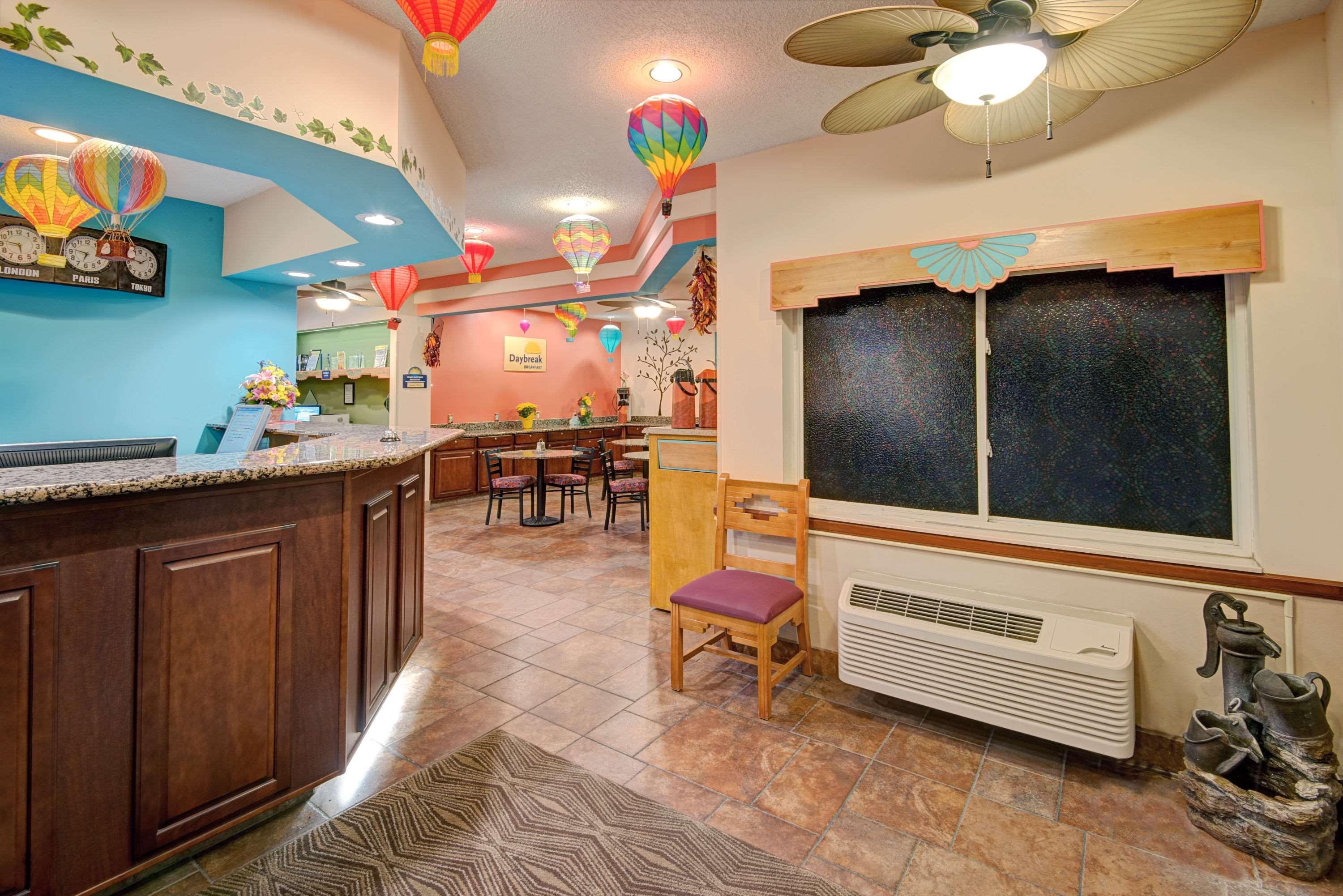 Vista Lobby Days Inn & Suites by Wyndham Airport Albuquerque