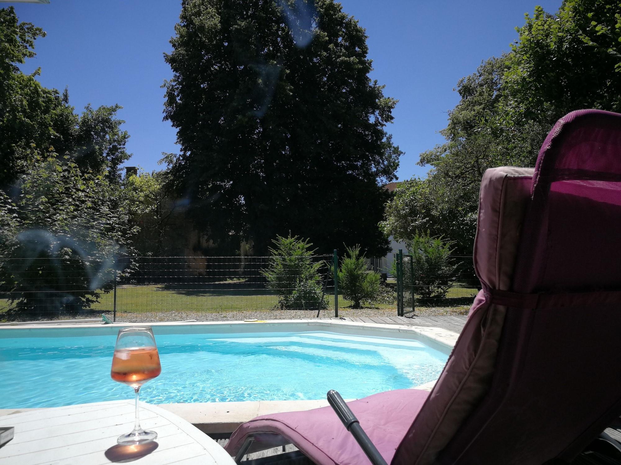 Vista Piscina Chambres d'hôtes H De Surgeres