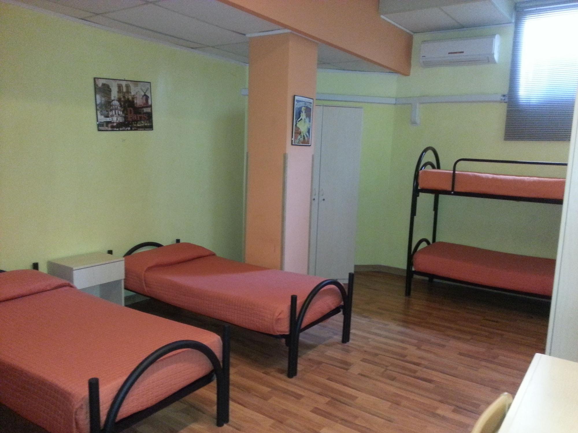 Varios Central Station Inn - Hostel