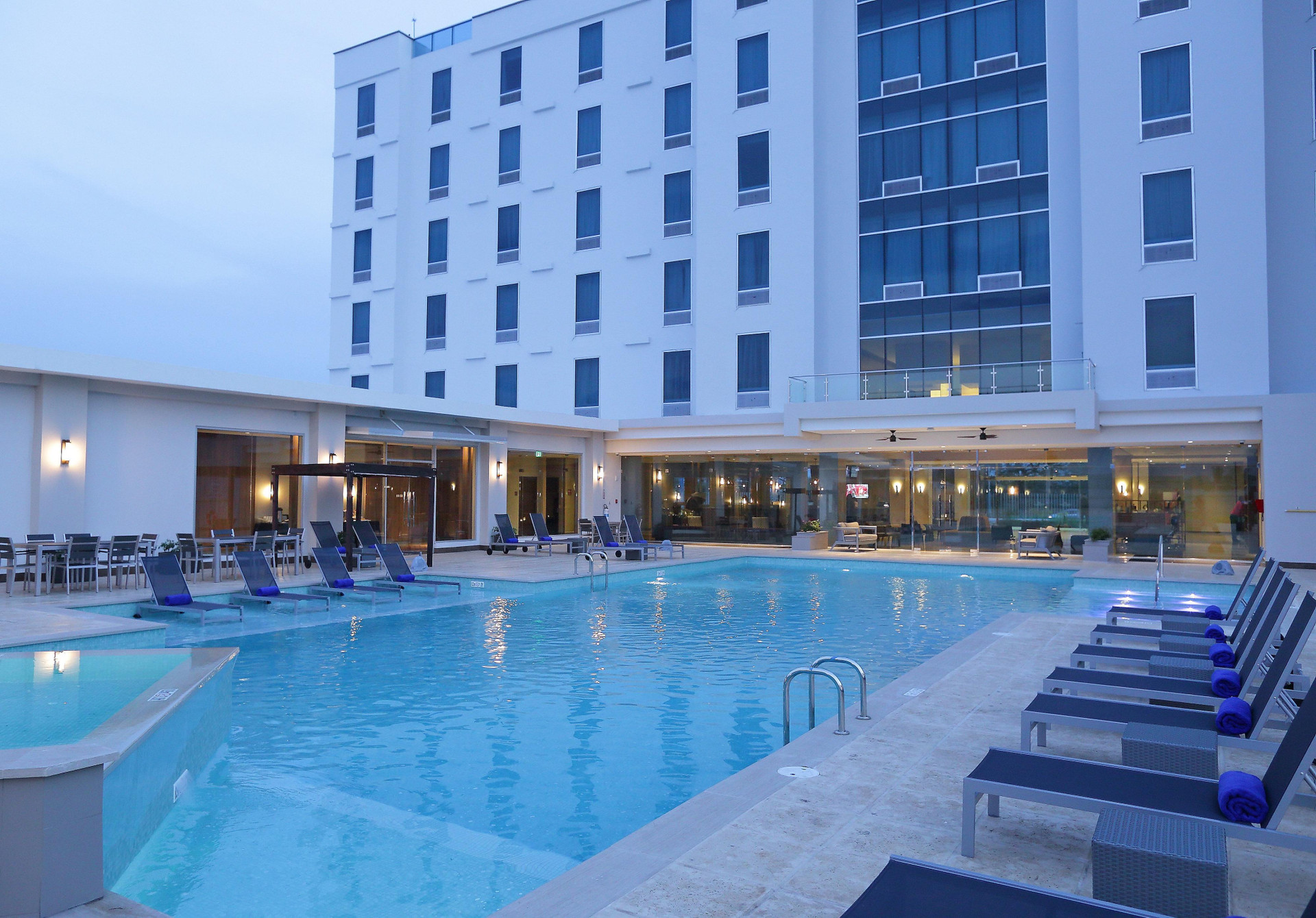 Vista Piscina Crowne Plaza Panama Airport by IHG