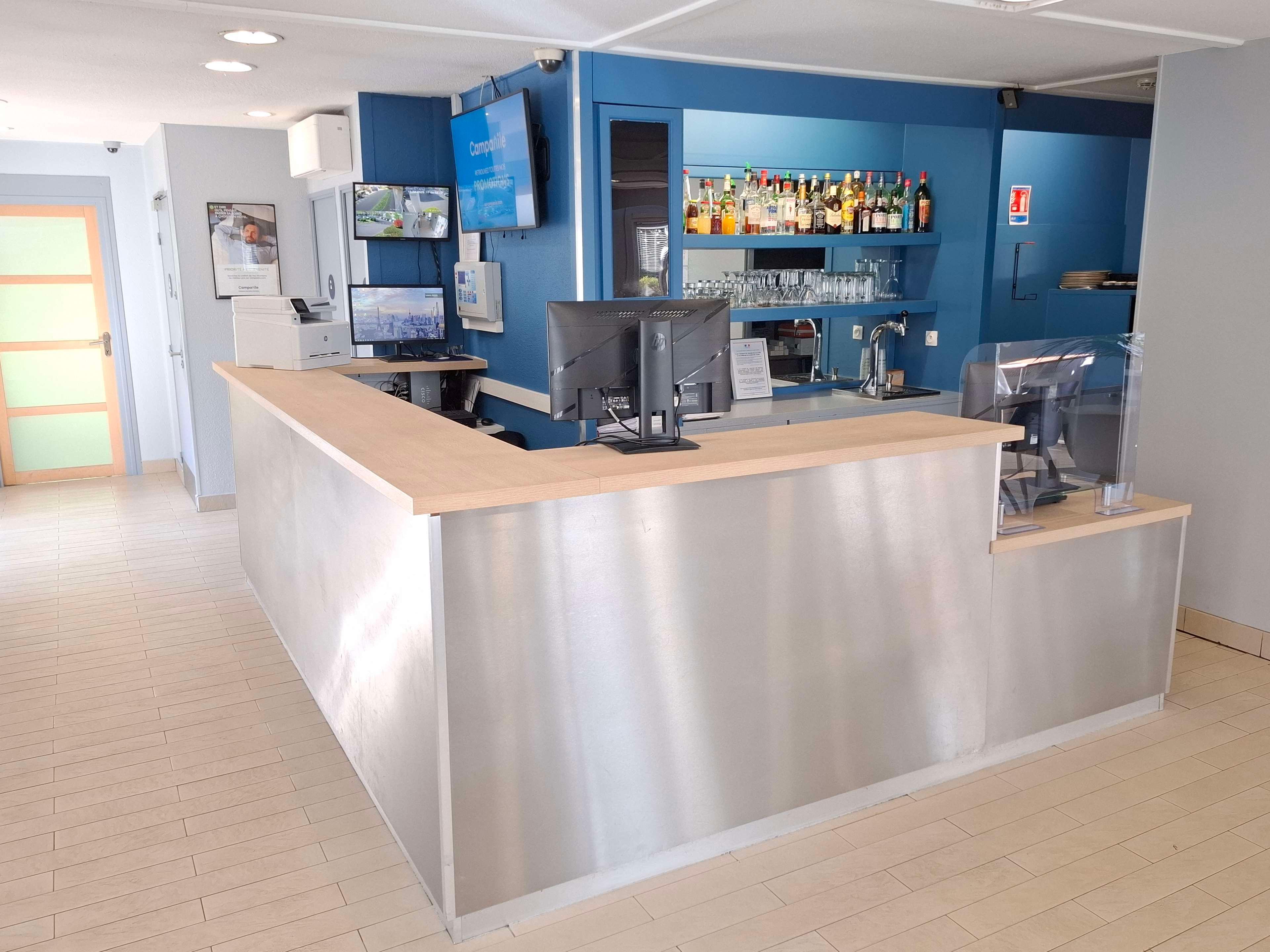 Vista Lobby Campanile Versailles Buc