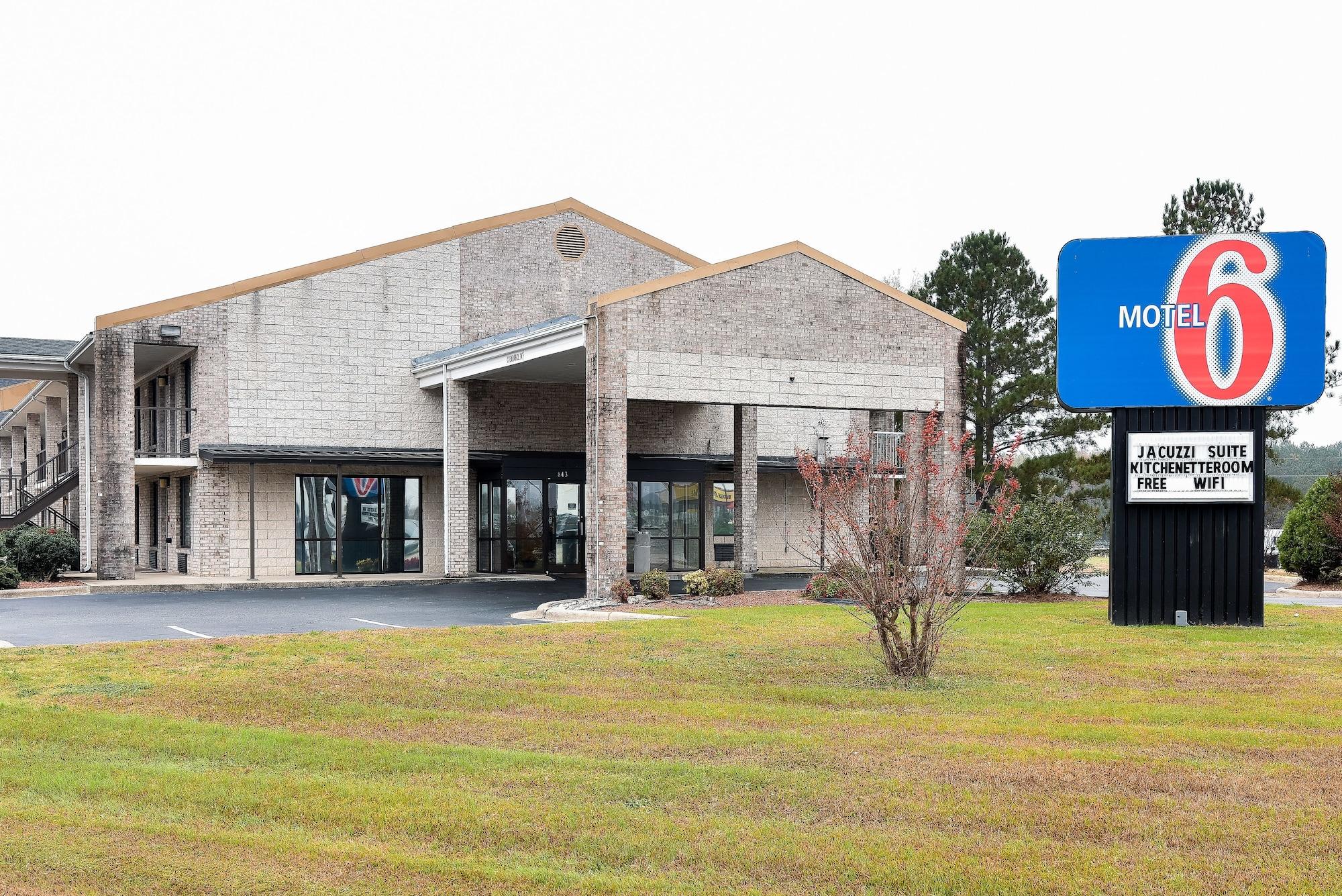 Vista Exterior Motel 6 Kenly, NC