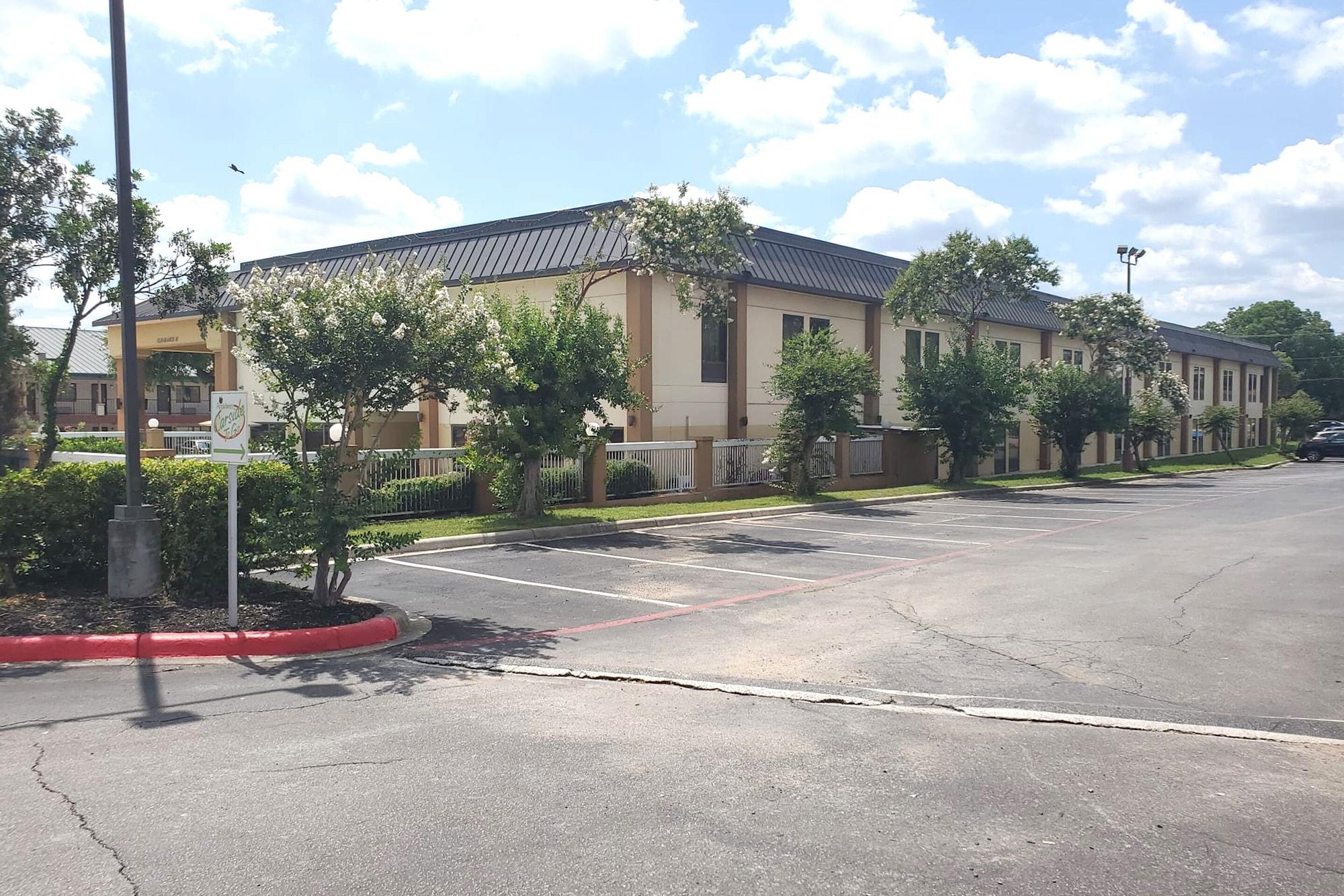 Vista Exterior Coratel Inn & Suites by Jasper New Braunfels IH-35 EXT 189