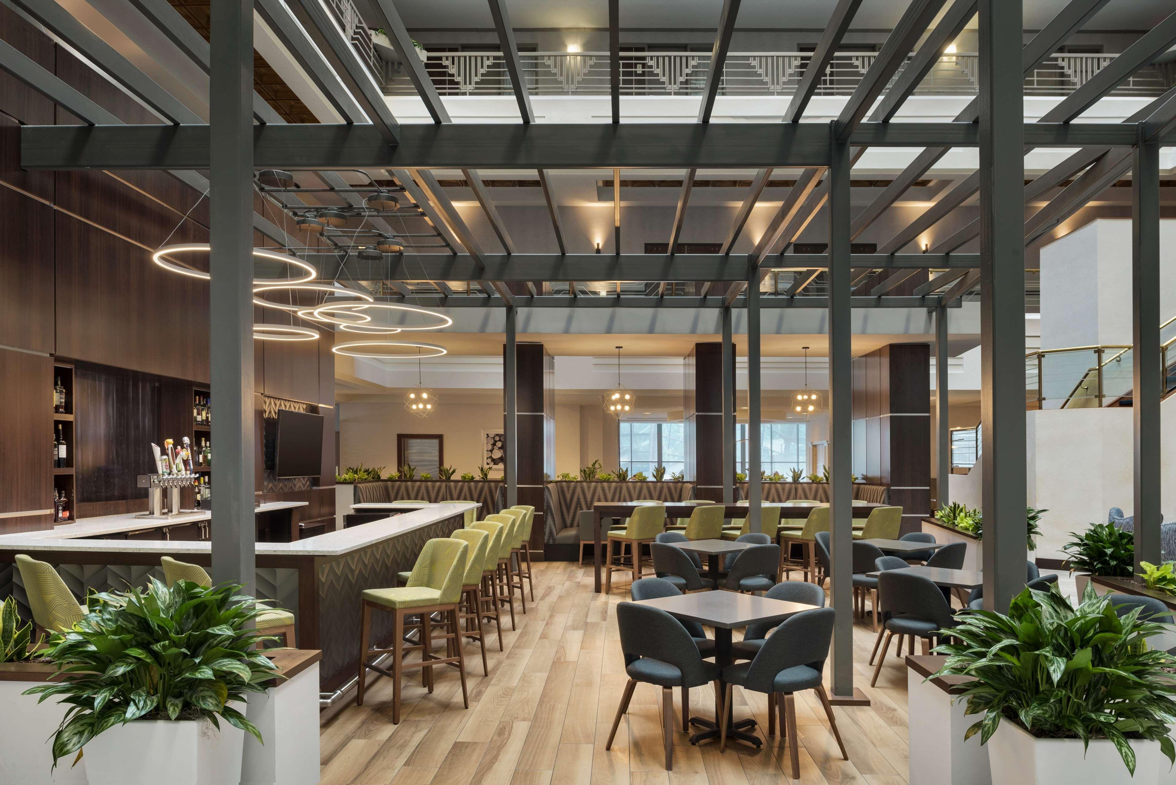 Bar/Salón Embassy Suites by Hilton Indianapolis Downtown