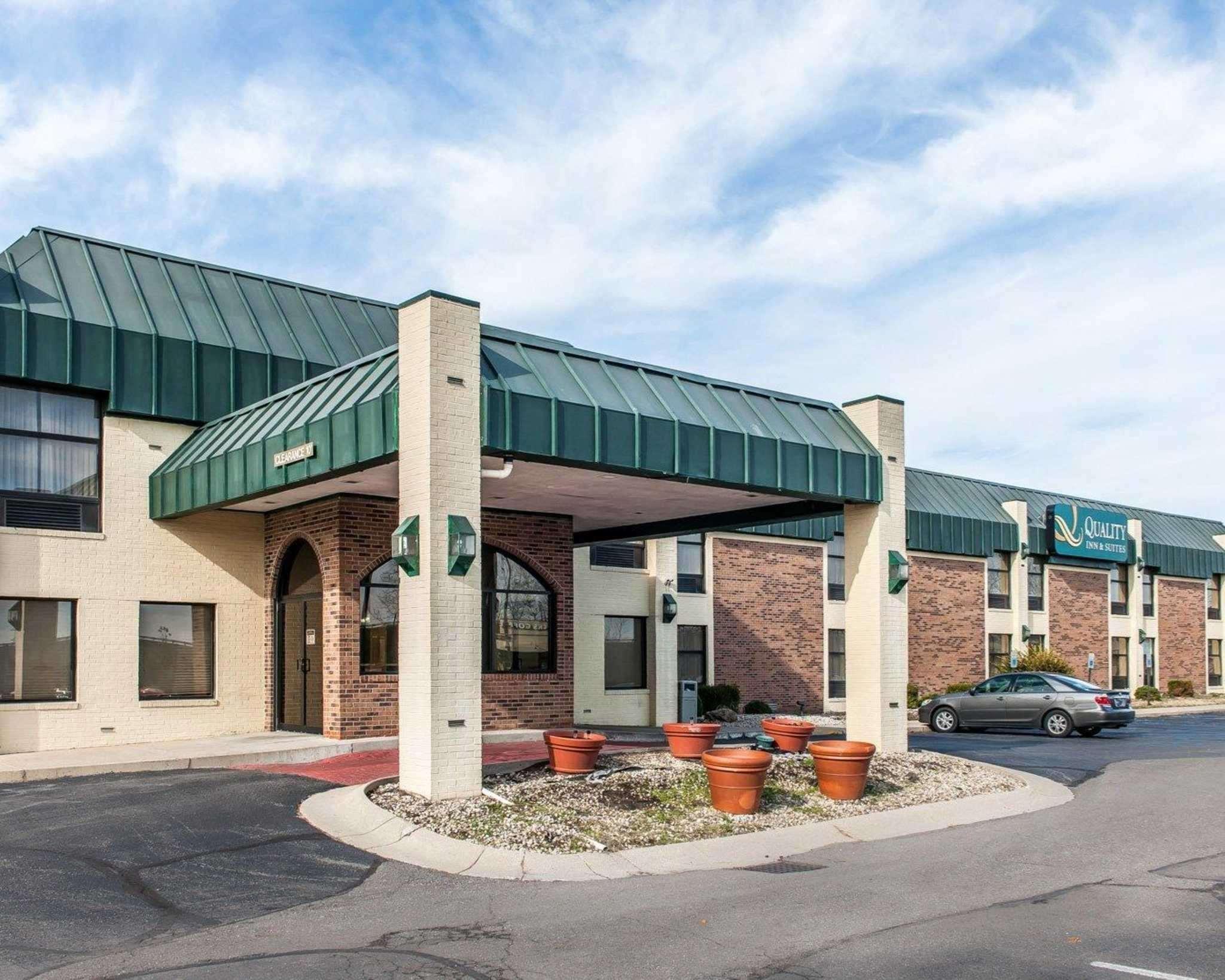 Vista Exterior Quality Inn & Suites Shelbyville I-74