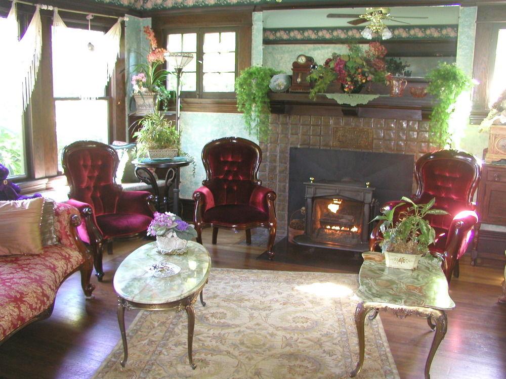 Vista Lobby A White Jasmine Inn