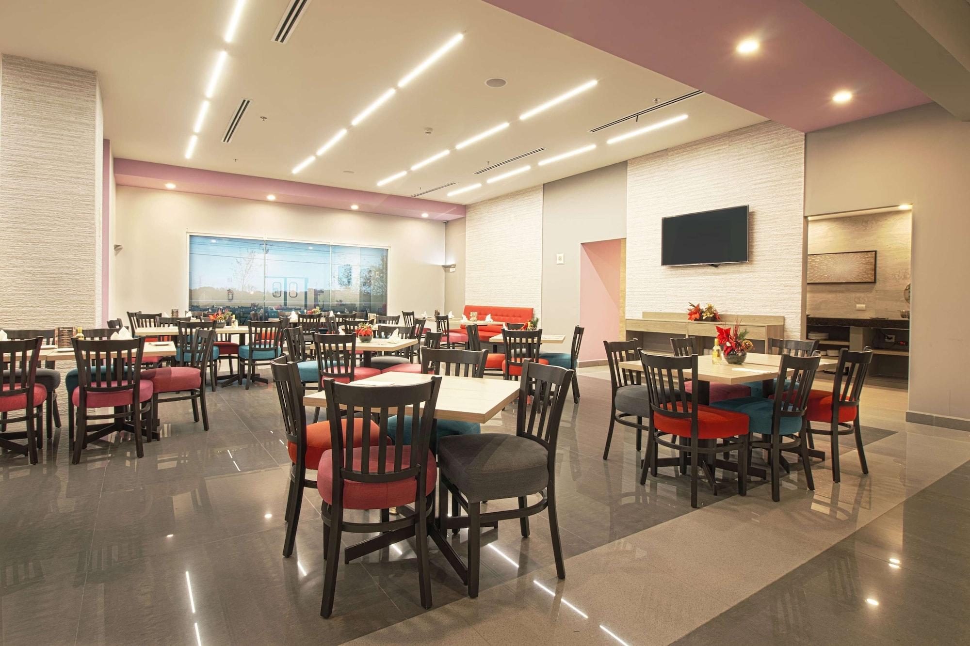 Restaurant CHN Hotel Monterrey Aeropuerto, Trademark by Wyndham