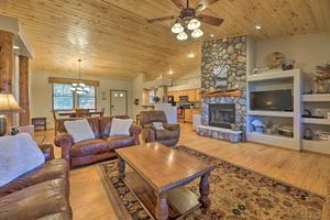 Alquiler Vacacional - < 4 Mi to Fool Hollow Lake: Cabin w/ Tranquil Deck