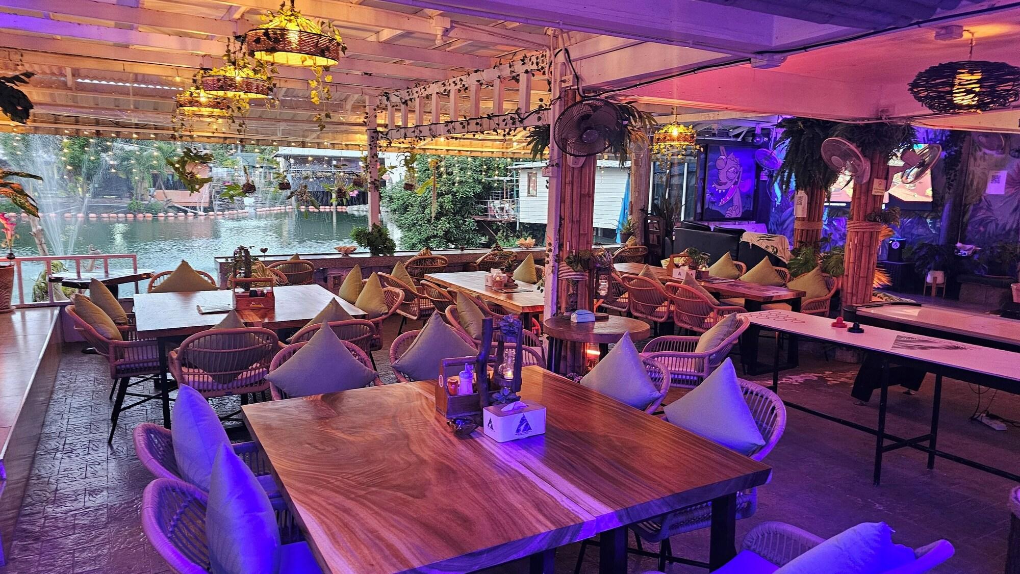 Bar/Salón Hideout Hostel