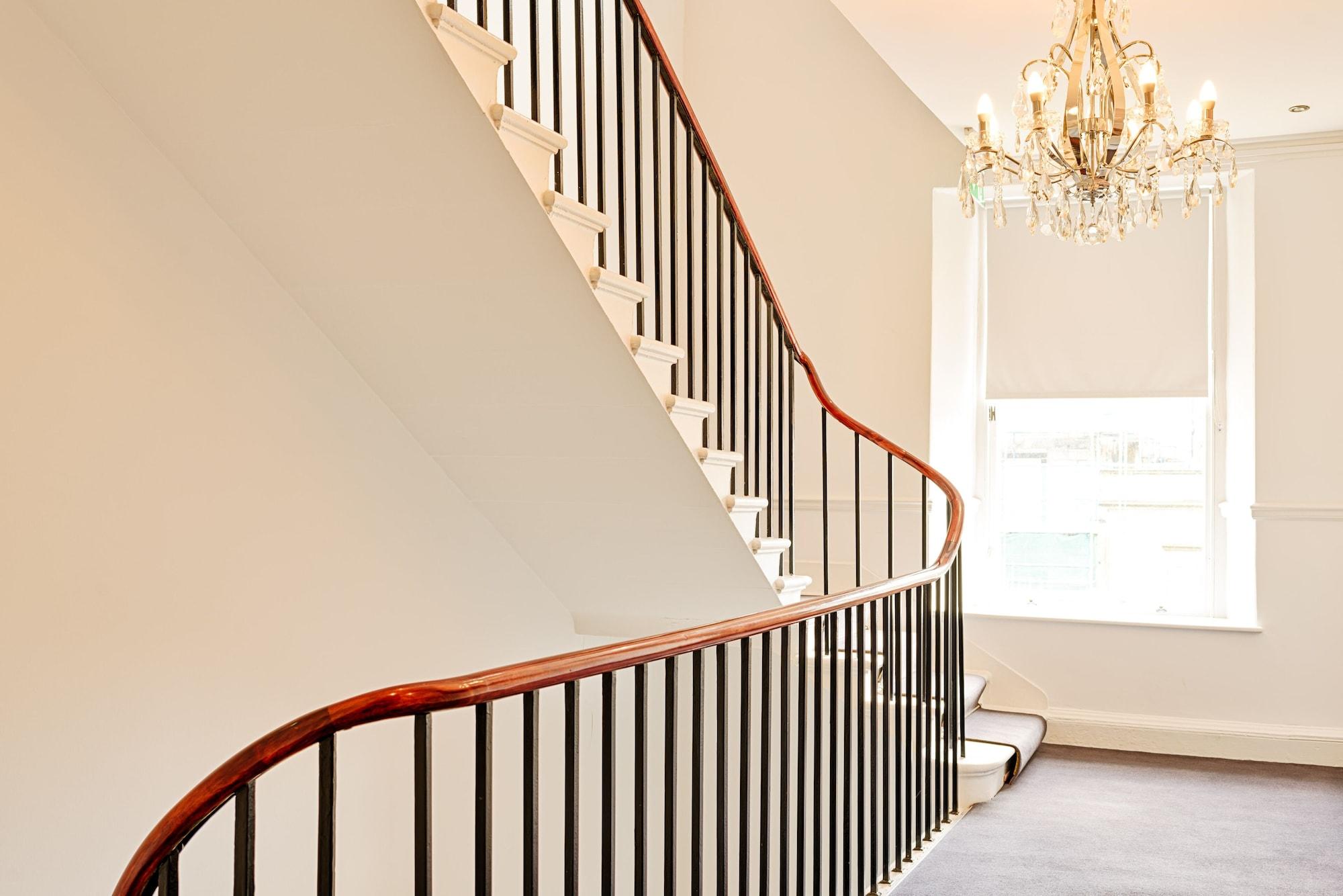 Varios JOIVY Re-Imagined Flat in Georgian Architecture Townhouse